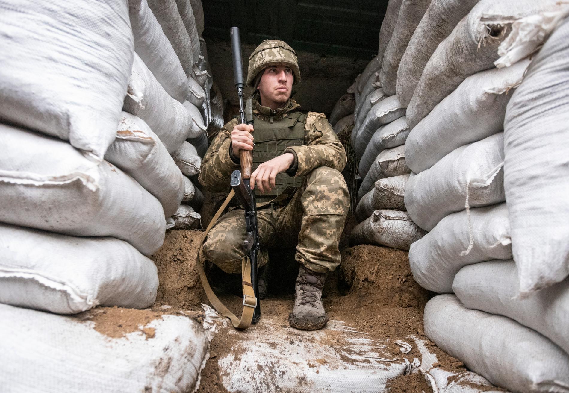 En ukrainsk soldat på sin post i östra Ukraina.