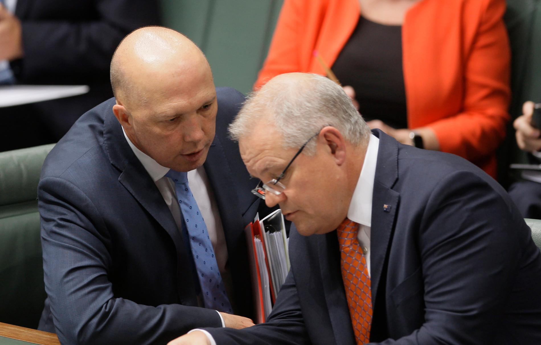 Australiens inrikesminister Peter Dutton (till vänster) har smittats av coronavirus. Här syns han i en bild från sommaren 2019 tillsammans med premiärminister Scott Morrison.