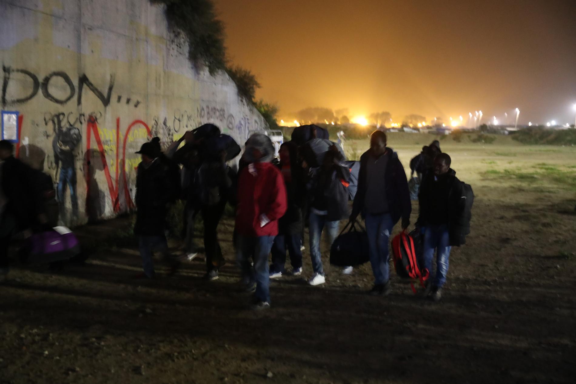 På måndagsmorgonen började ”djungeln” i Calais evakueras.