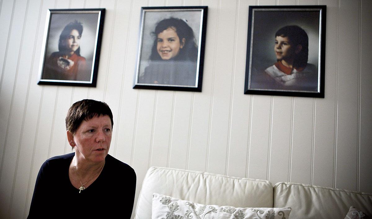 bilder på döttrarna. Therese, som försvann spårlöst för 22 år sedan, är flickan på porträttet till vänster. Inger-Lise Johanessen har sina barn på väggen, mendet är bara två av dem som finns kvar hos henne.
