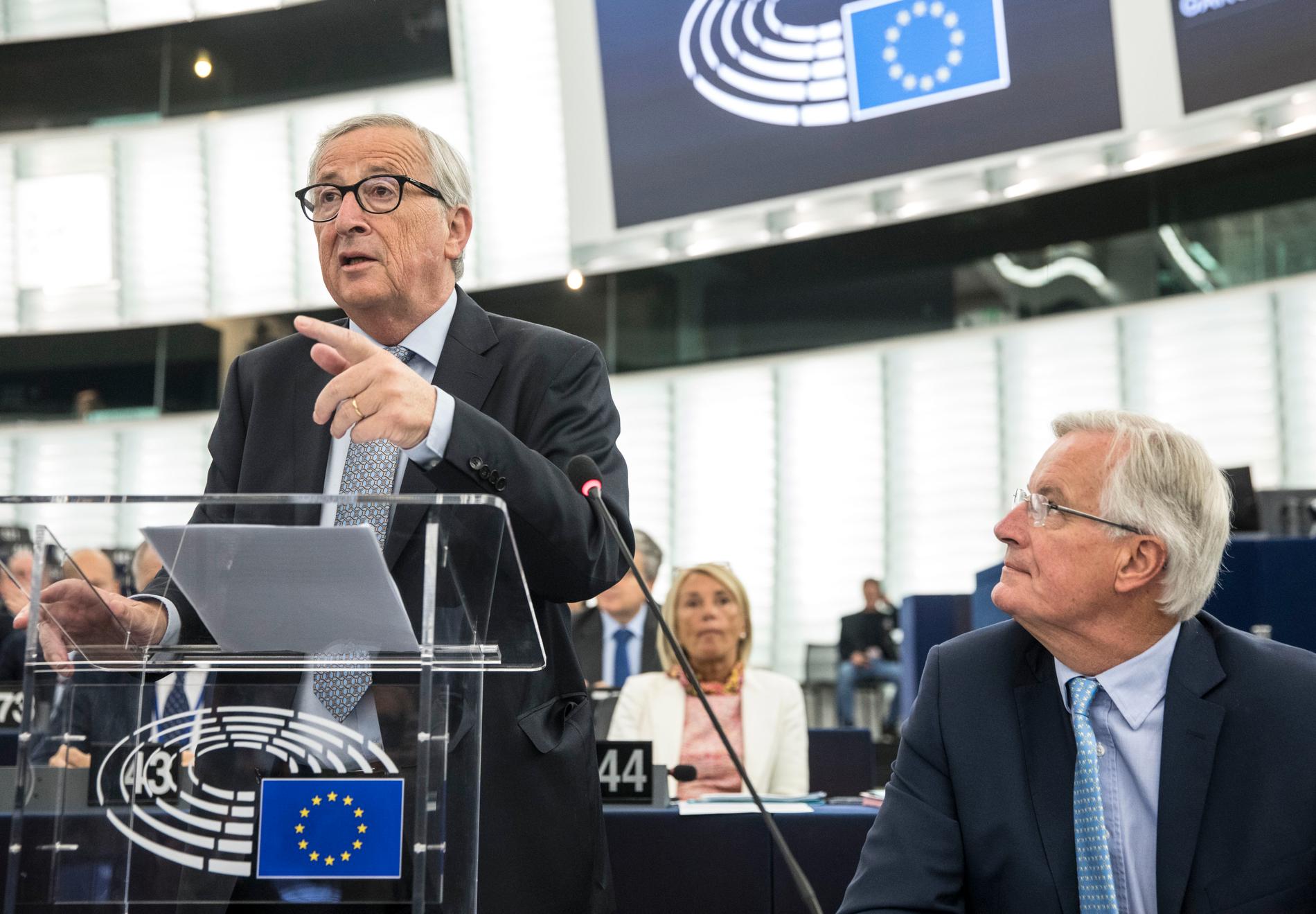 EU-kommissionens ordförande Jean-Claude Juncker talar om brexit i EU-parlamentet, intill EU:s chefsförhandlare Michel Barnier.