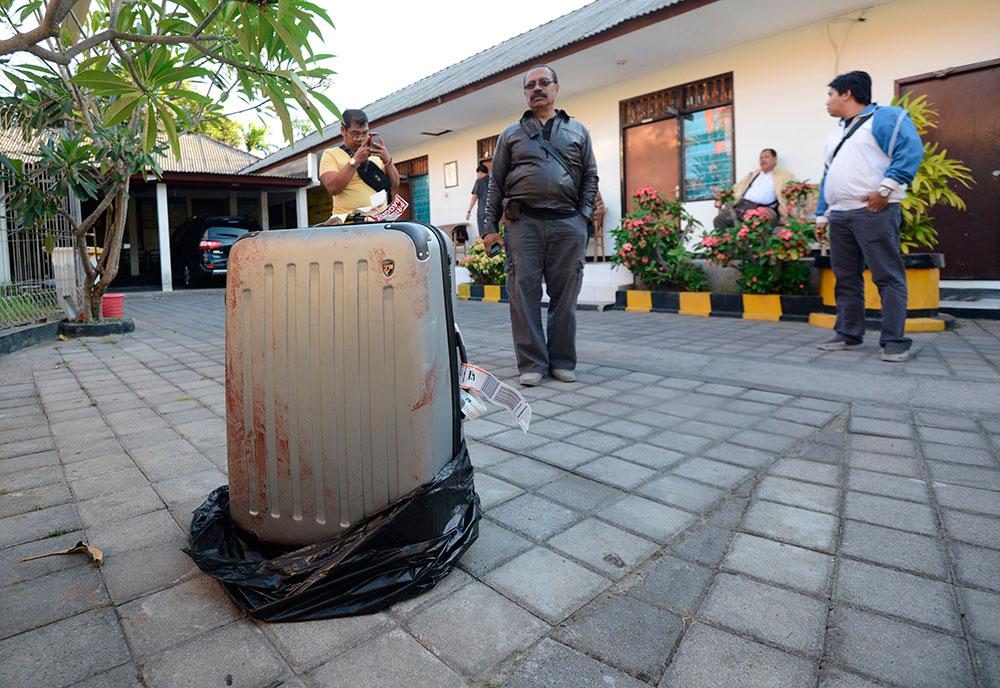 Den amerikanska kvinnan hittades inuti väskan – som personalen på hotellet fått bära ut till taxin.