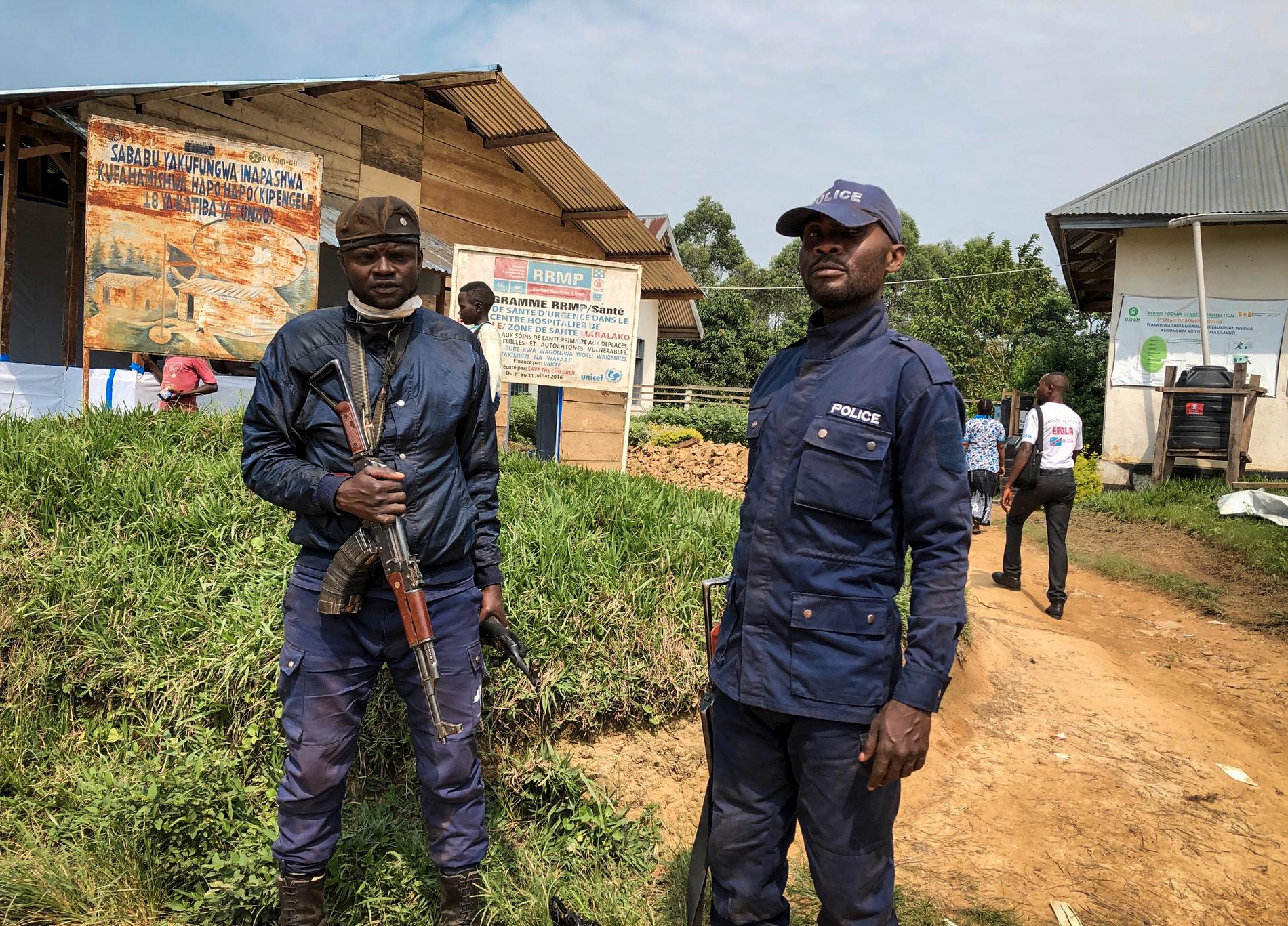 Kongolesisk polis vaktar en klinik där vaccinationer mot ebola utförs. Bild från tidigare i juni.