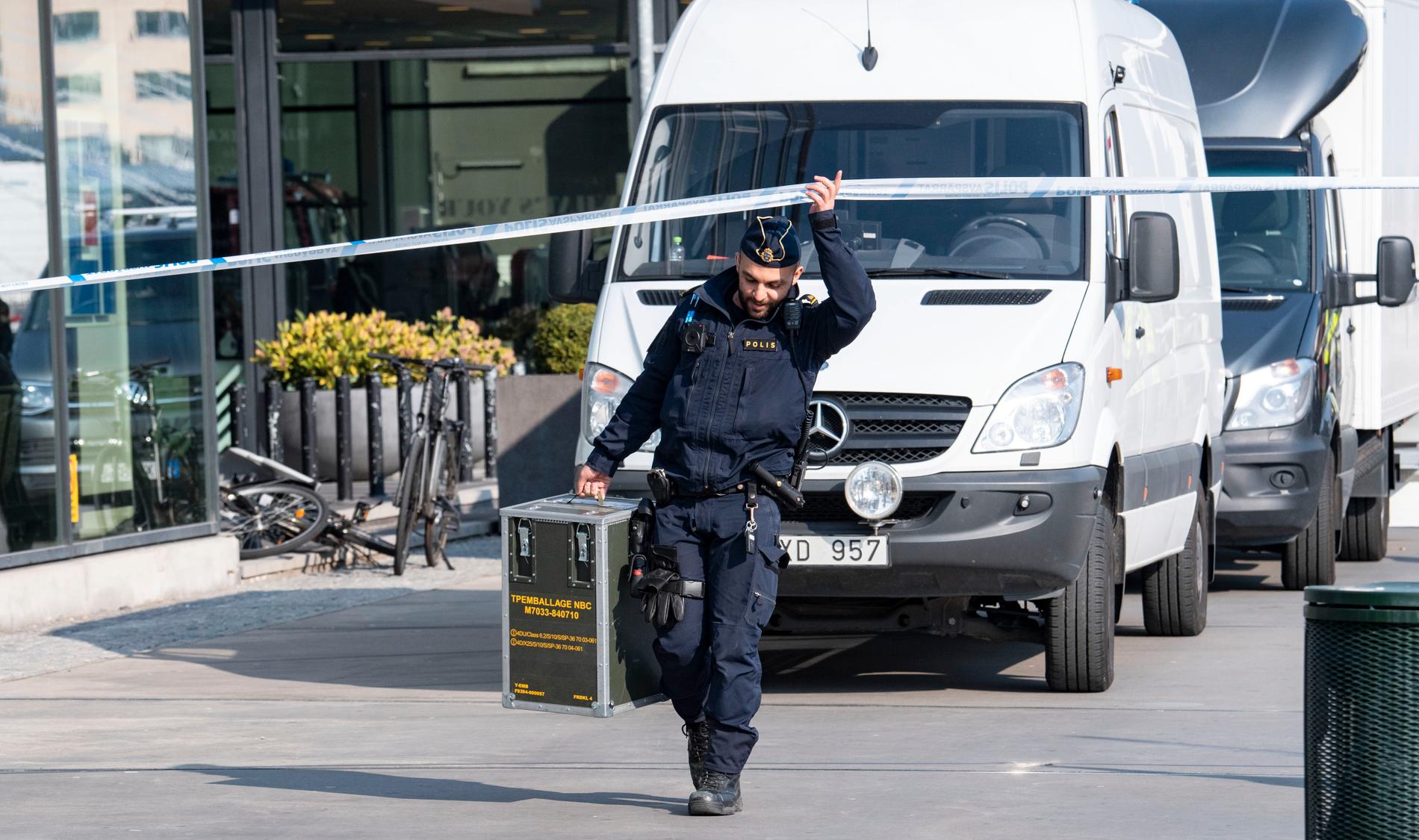 Polisen kom vid 10-tiden ut med en låda som transporterades iväg efter insatsen på Nordenskiöldsgatan i Malmö på söndagen. Polisens bombtekniker och kemdykare har undersökt ett kontor på Nordenskiöldsgatan i Malmö efter ett hot mot ett företag.