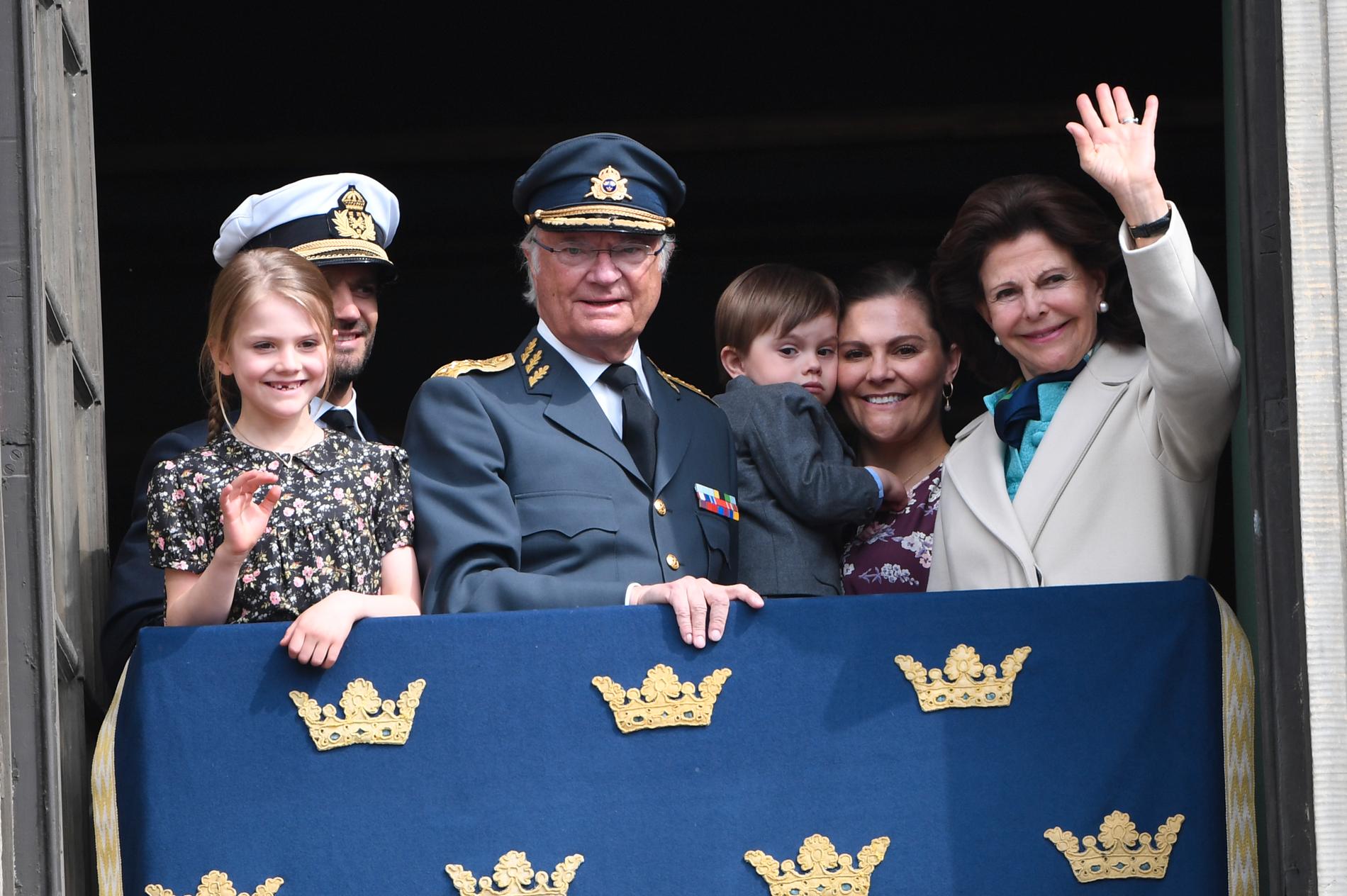 Kung Carl Gustaf hade två av sina barn med familjer kring sig på födelsedagen, prinsessan Madeleine deltog inte i firandet.
