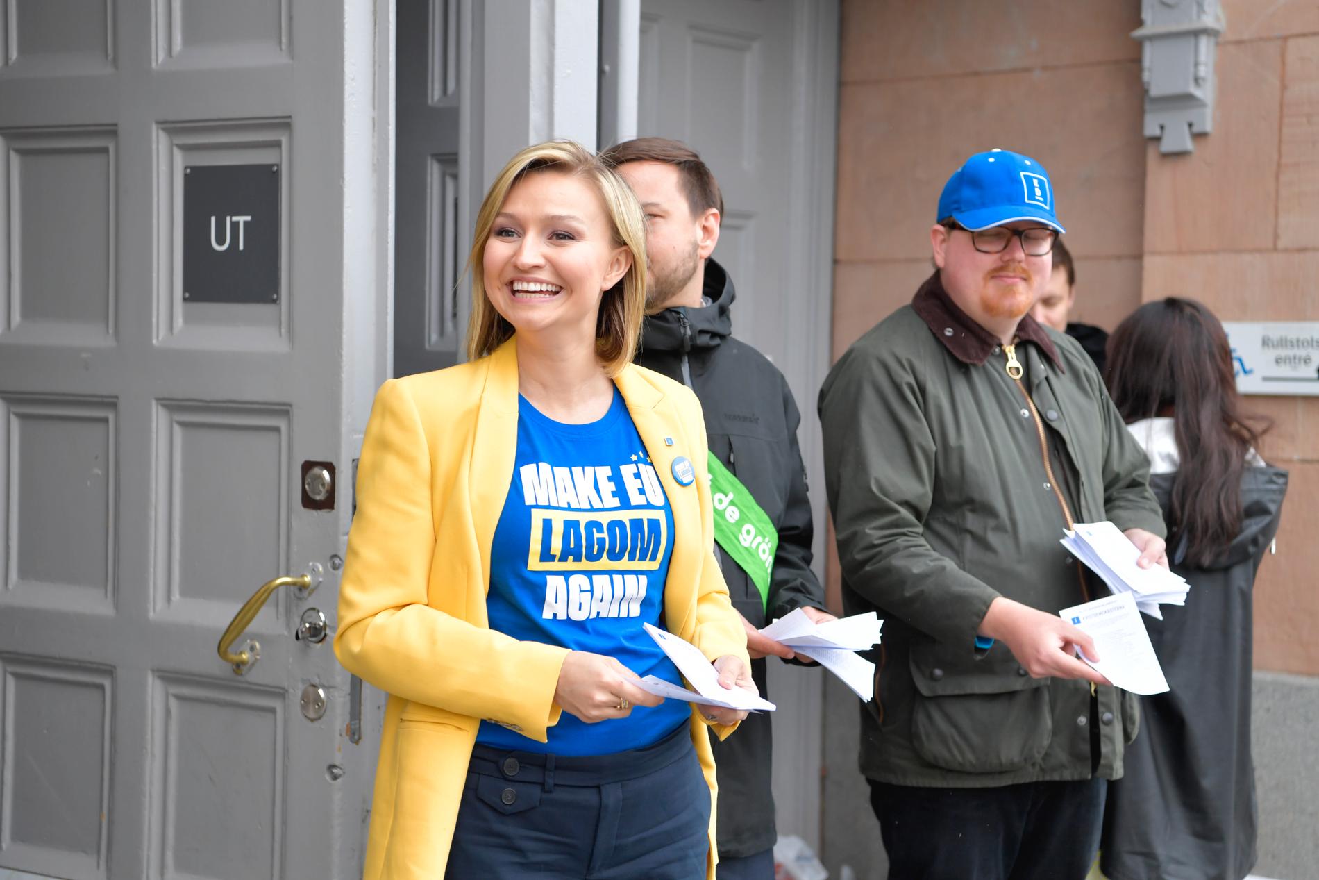 Kristdemokraternas partiledare Ebba Busch Thor (KD) delar ut valsedlar vid Engelbrektsskolan i Stockholm.
