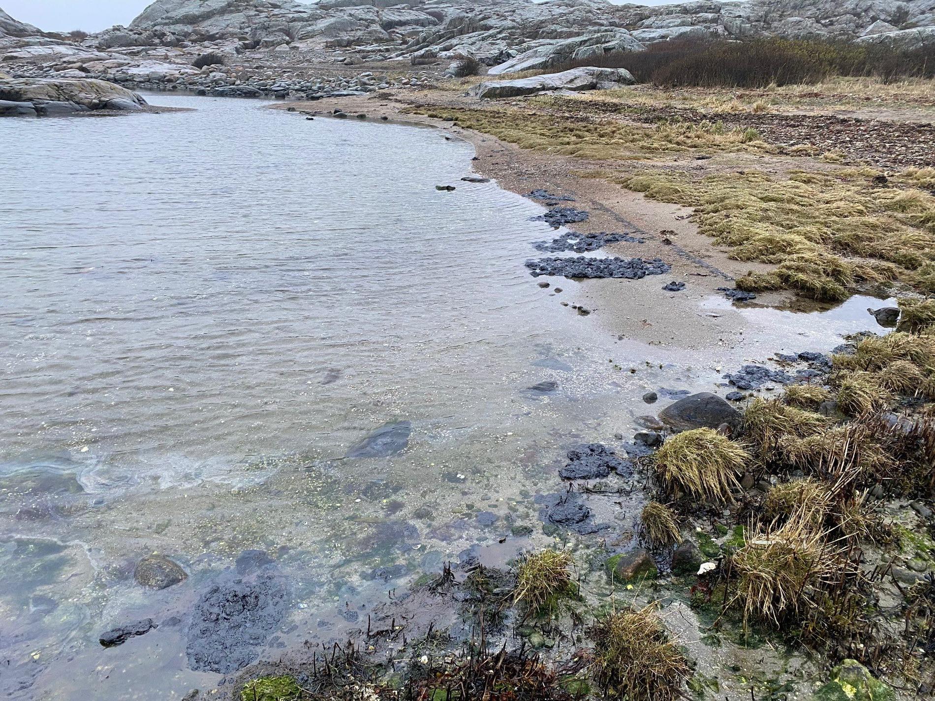 Kustbevakningen fortsätter saneringen efter ett oljeutsläpp i veckan som spridit sig norrut till Öckerö i Göteborgs skärgård. På deras bilder från platsen syns olja i vattnet.