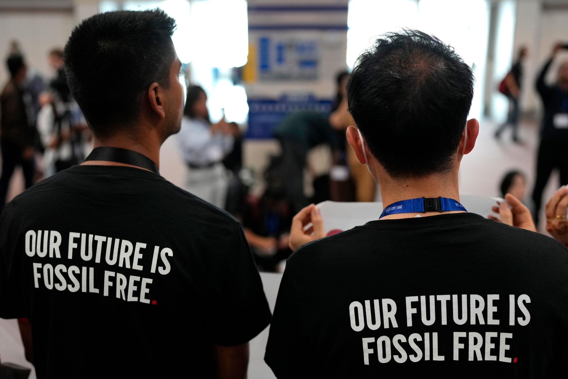 "Vår framtid är fossilfri", står det på aktivisternas tröjor under COP28 i Dubai.