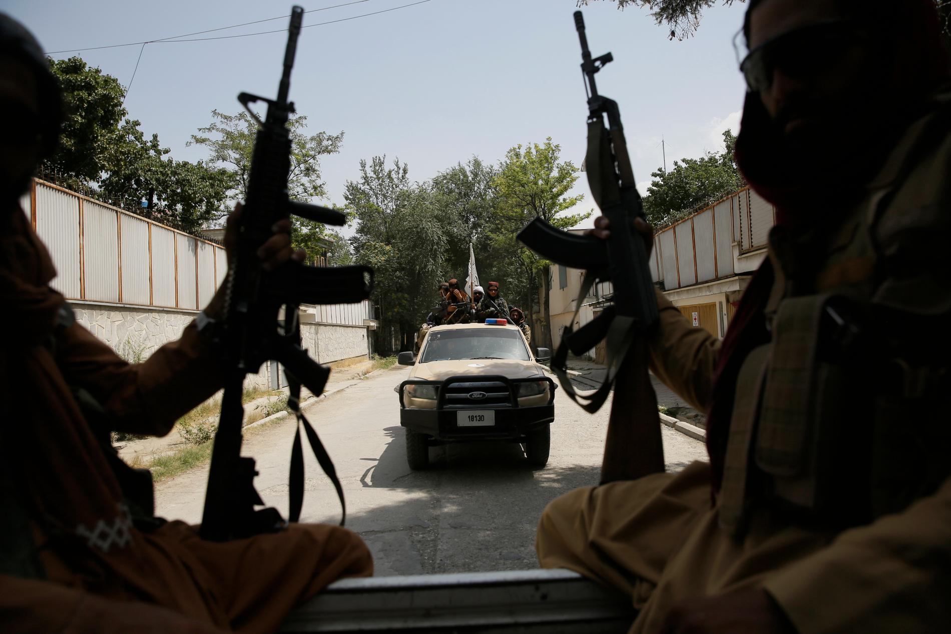 Talibaner patrullerar i Afghanistans huvudstad Kabul på torsdagen.