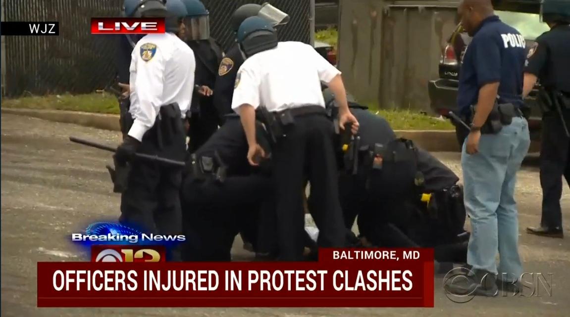 CBS News uppger att flera poliser ska ha skadats i upploppet.