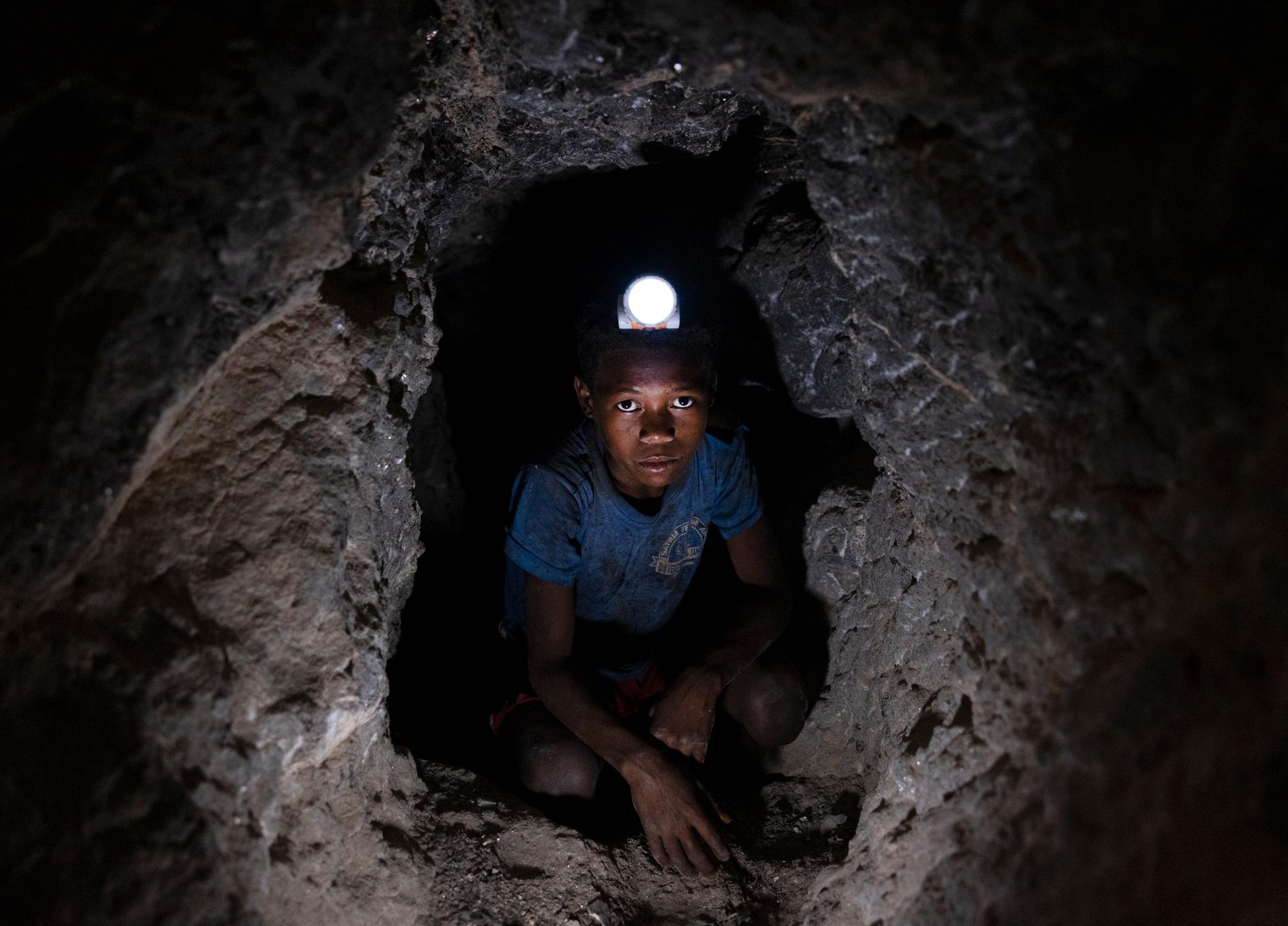 Laha Varivahtse, 13, i gruvan på Madagaskar.