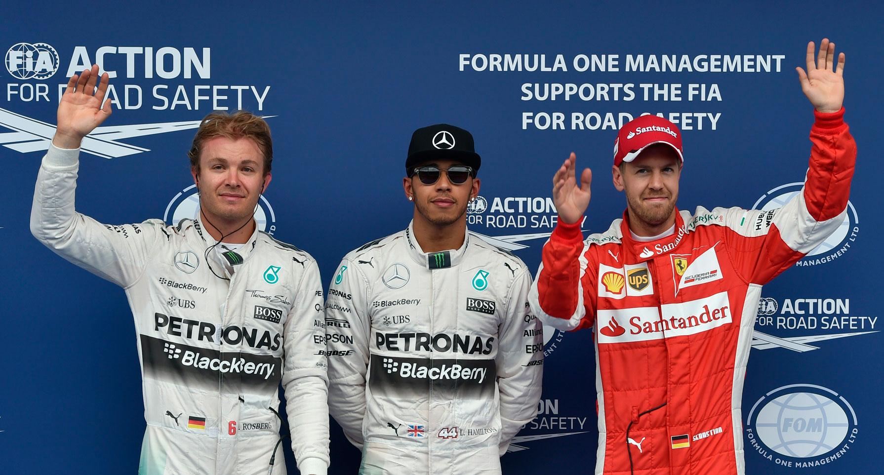 Hamilton (mitten) startar före teamkollegan Rosberg (vänster) och Vettel i söndagens race.