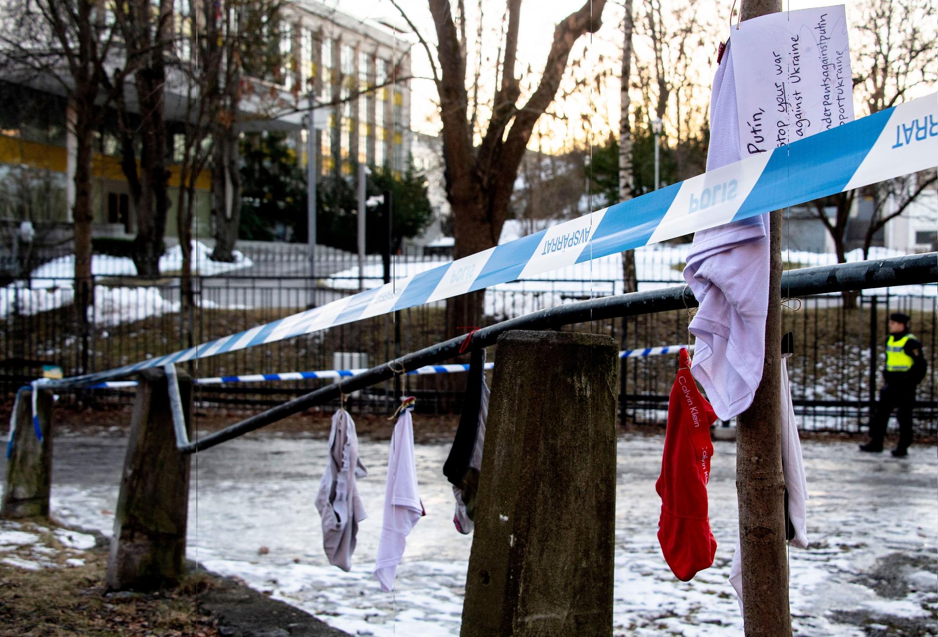 Folk har hängt kalsonger utanför ryska ambassaden.