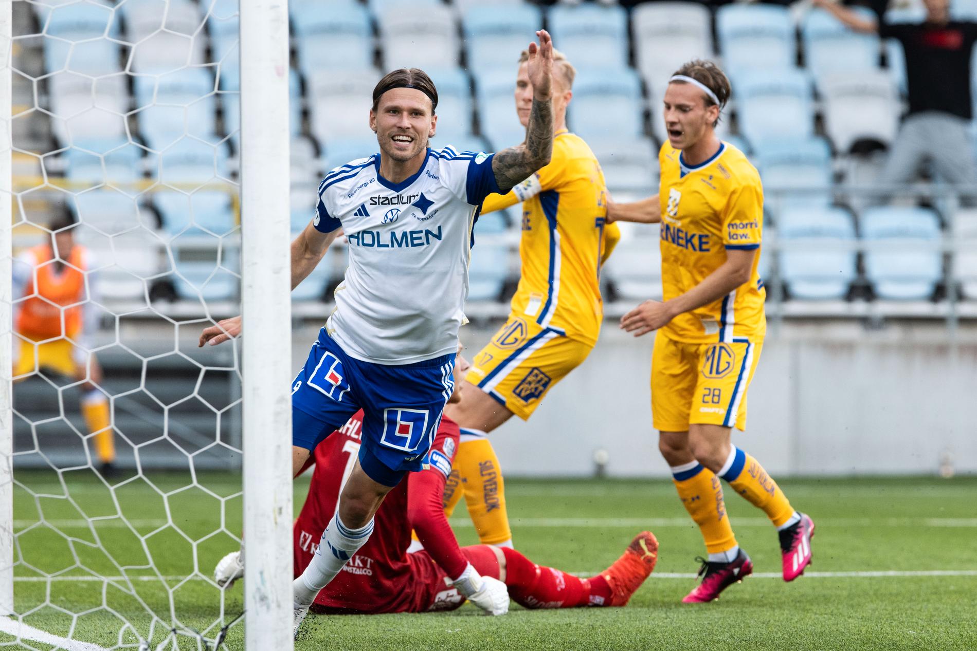 IFK Norrköpings Arnor Traustason jublar efter 1–0-målet.