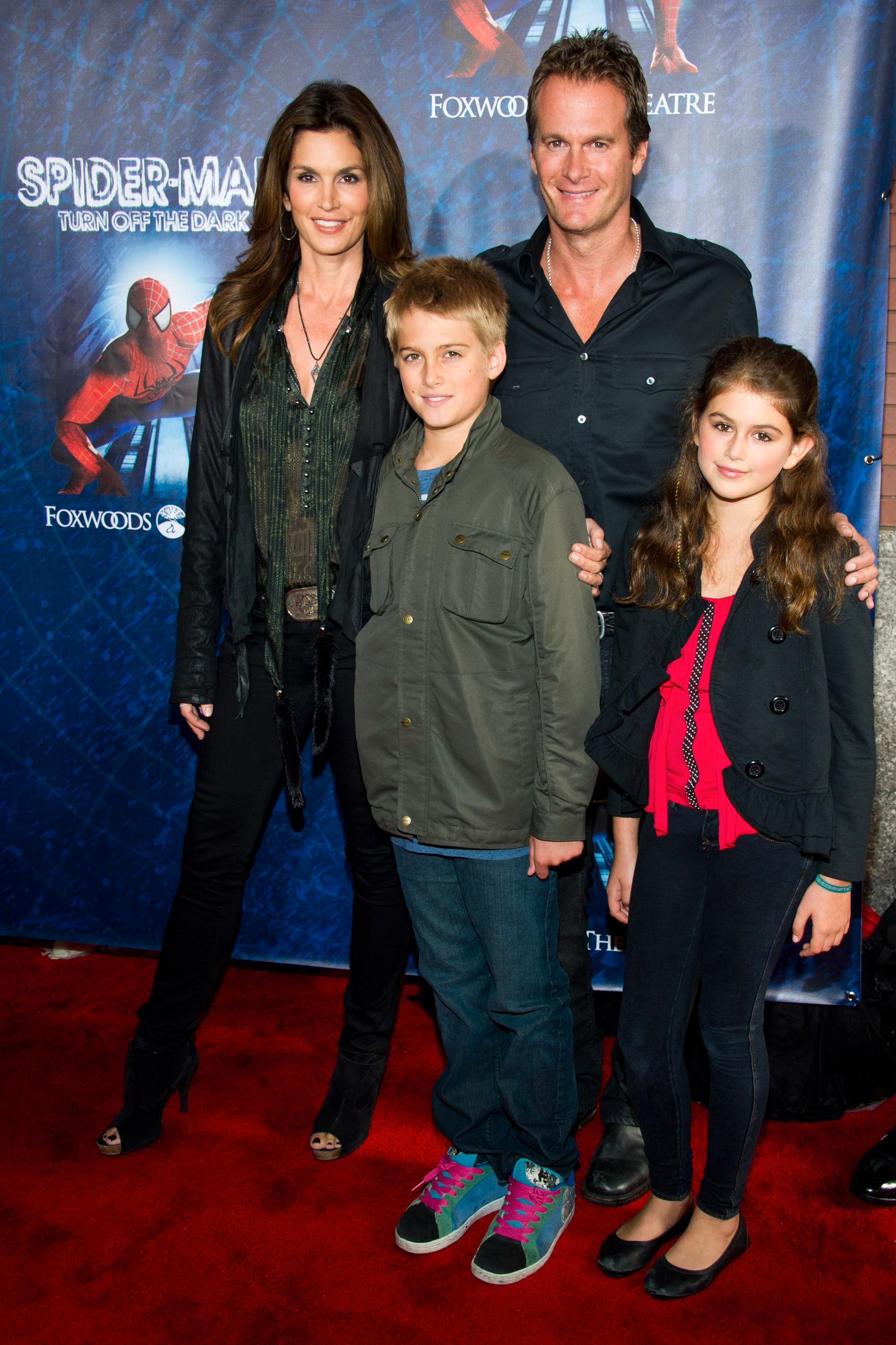 Tillsammans med mamma Cindy Crawford och pappa Rande Gerber, samt brorsan Presley 2011.
