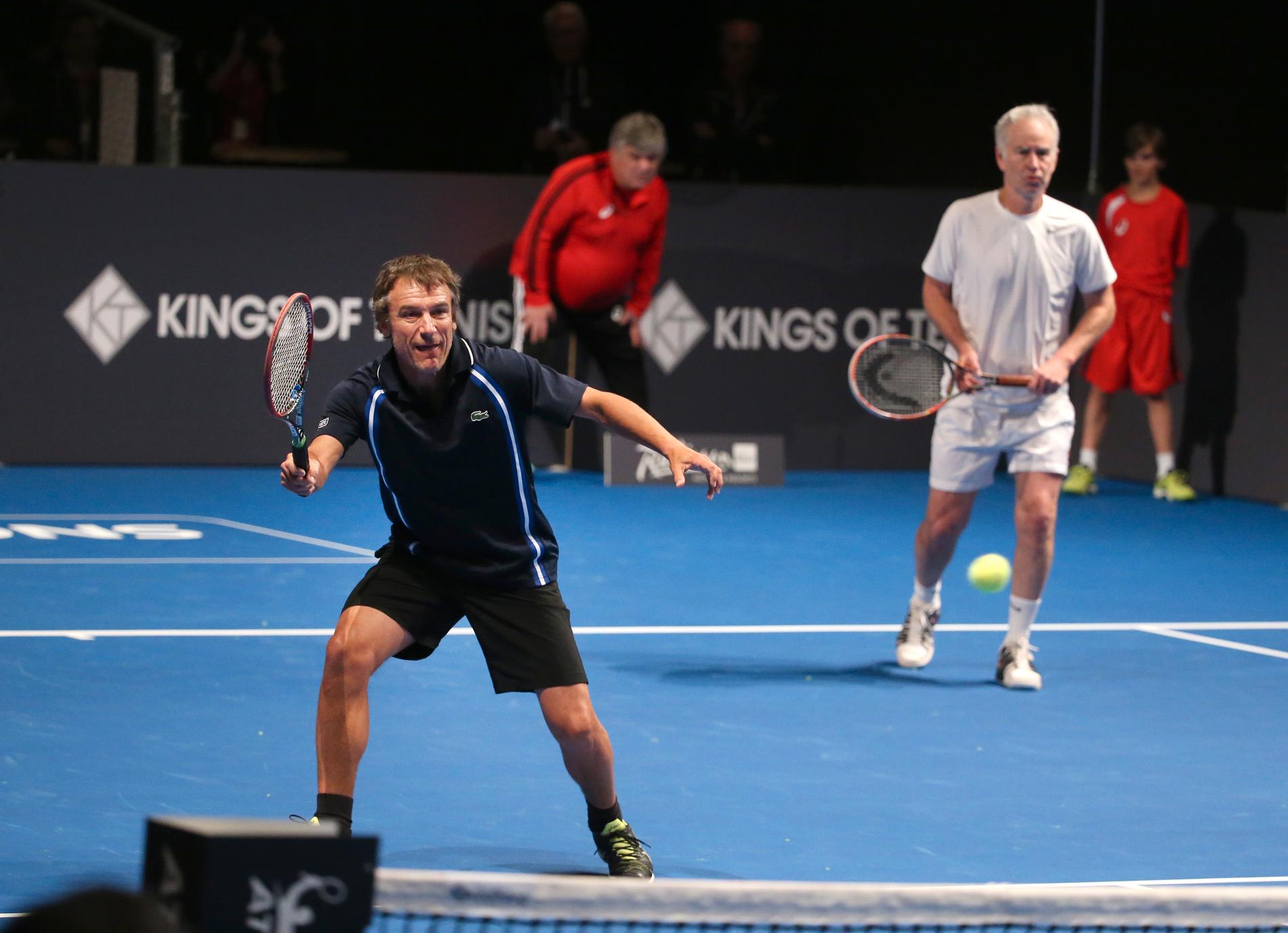 Tenniskungarna Mats Wilander och John McEnroe spelar dubbelmatch  under turneringen Kings of Tennis 2016. Arkivbild.