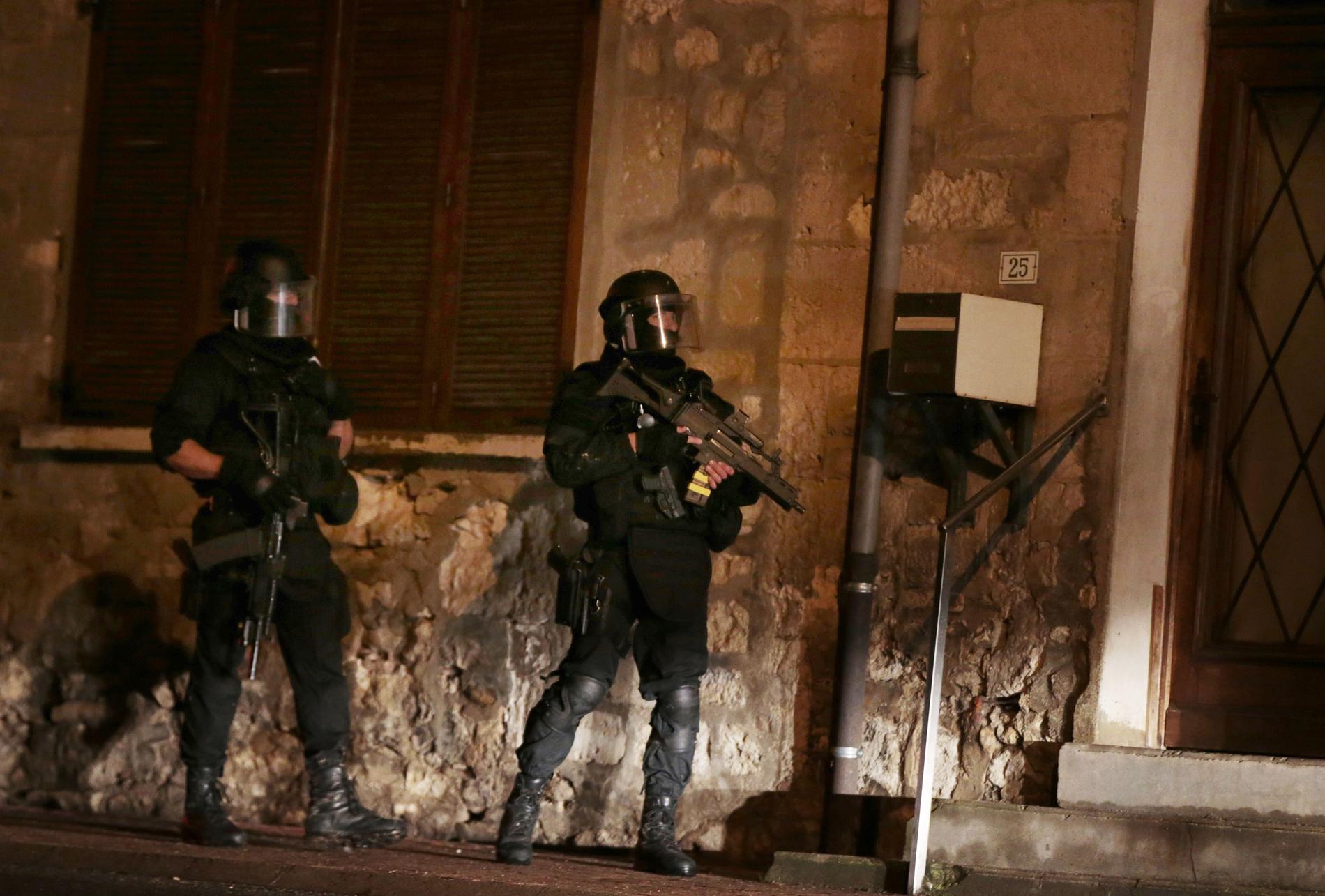 Fransk polis på gatorna i  Fleury.