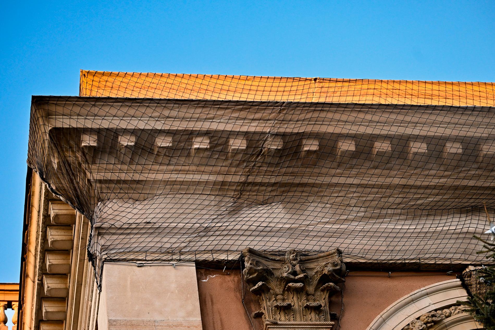 Regeringen har beviljat 13 miljoner kronor för renovering av delar av taket och fasaden på Kungliga Operan.