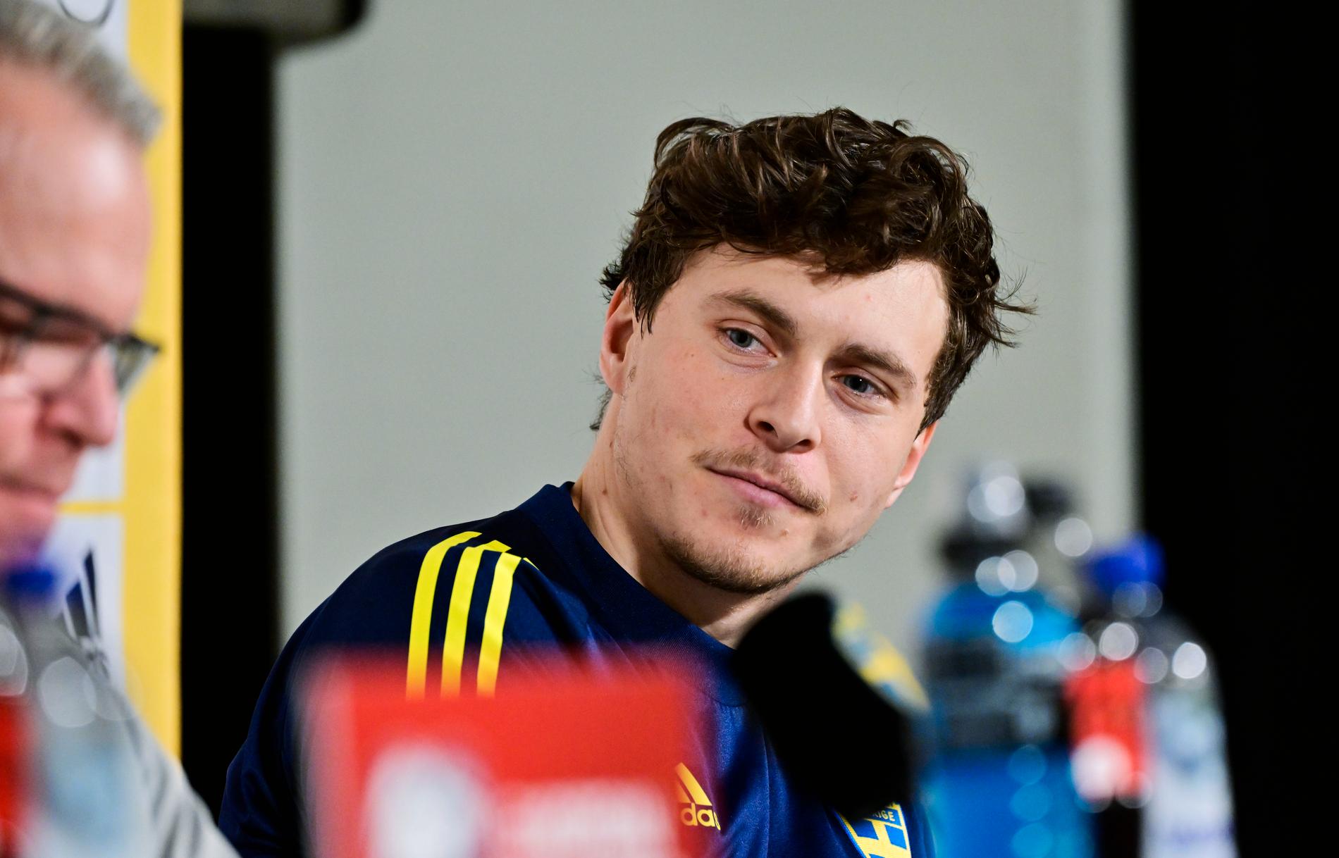 Svenska landslagskaptenen Victor Nilsson Lindelöf under presskonferensen inför playoff mot Tjeckien.