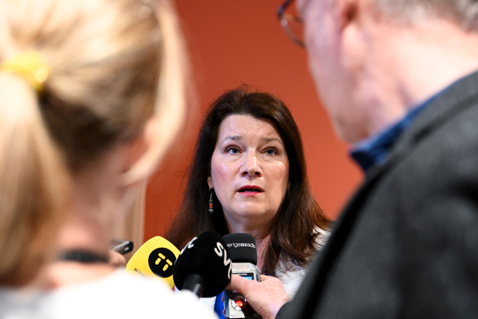 Ann Linde intervjuas i rikdagshuset. 
