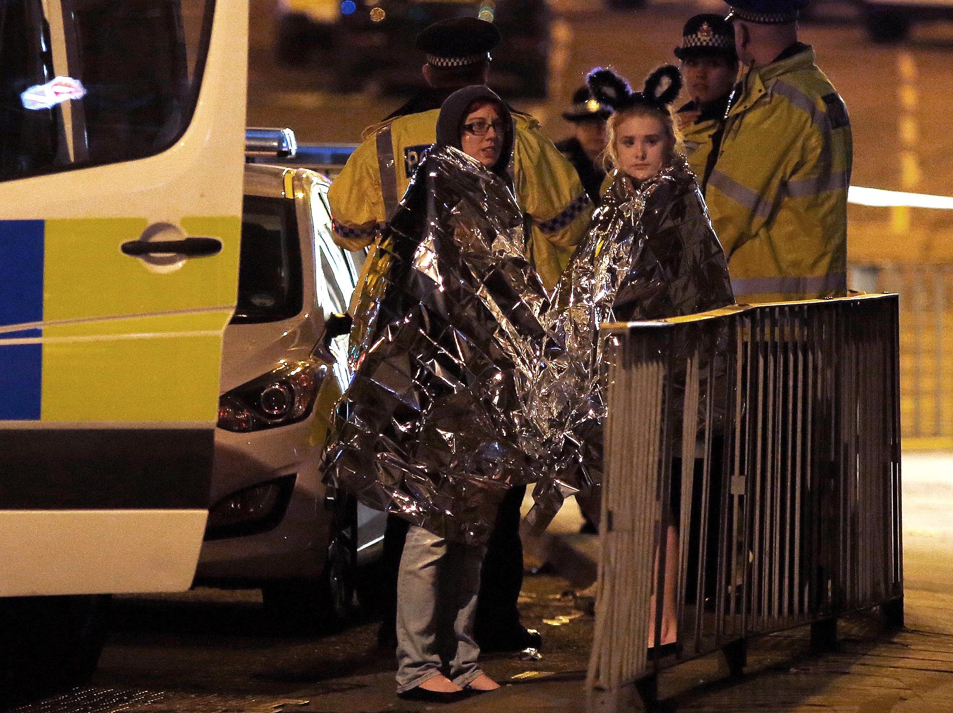 Konsertbesökare lämnar Manchester Arena efter attentatet.