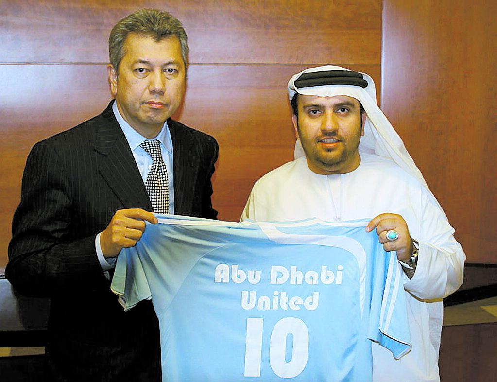 Dr Sulaiman Al-Fahim är Manchester Citys nya ägare. Här får han en Citytröja av Pairoj Piempongsan.