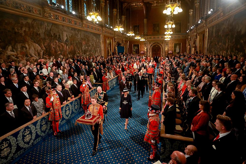 Hertiginnan Camilla och prins William var med i Westminster Palace när prins Charles för första gången höll drottningens tal vid parlamentets öppnande. 