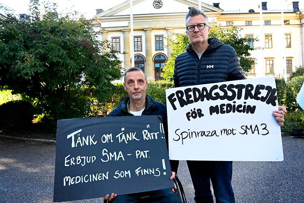 Lars Ahlenius och Magnus Svensson demonstrerar varje fredag vid Landstingshuset. De protesterar mot beslutet att endast patienter som lider av SMA och som är under 18 år får den livsviktiga medicinen. 