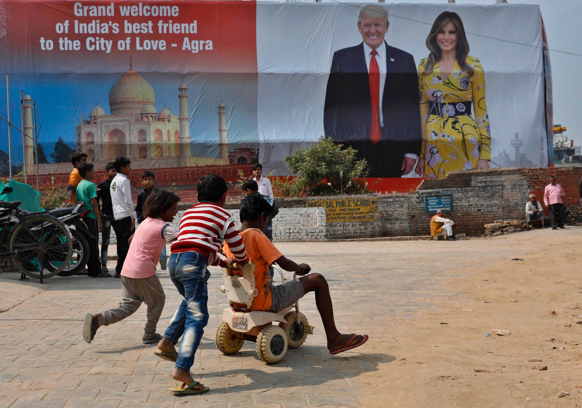 Plakat som välkomnar presidentparet Donald och Melania Trump till staden Agra i Indien där monumentet Taj Mahal ligger.