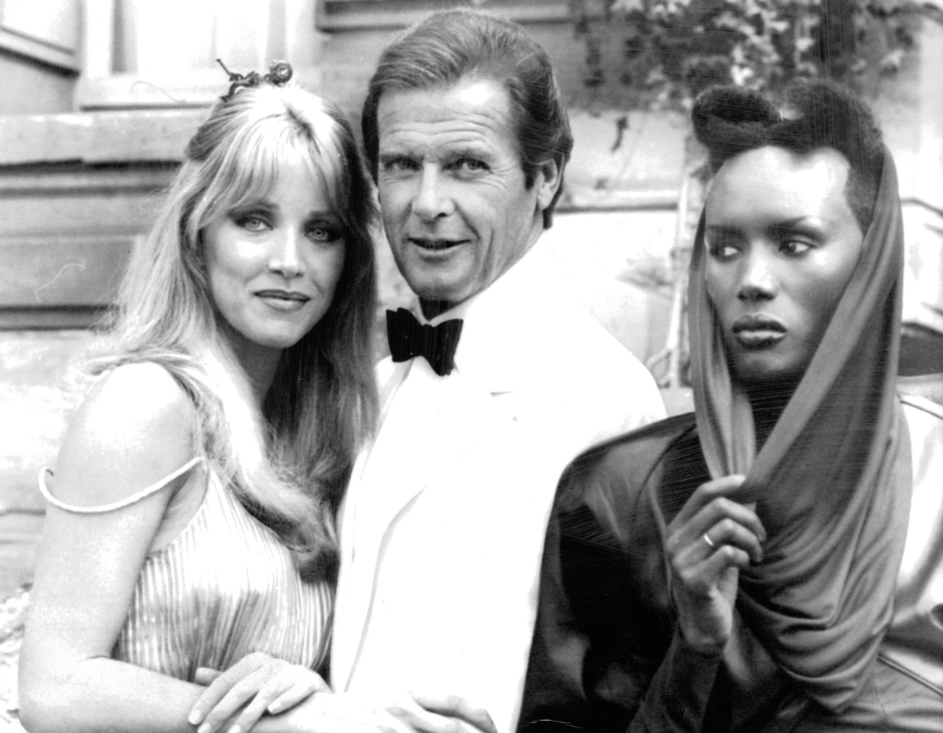 Tanya Roberts tillsammans med Roger Moore och Grace Jones, inför filmen ”Levande måltavla”.