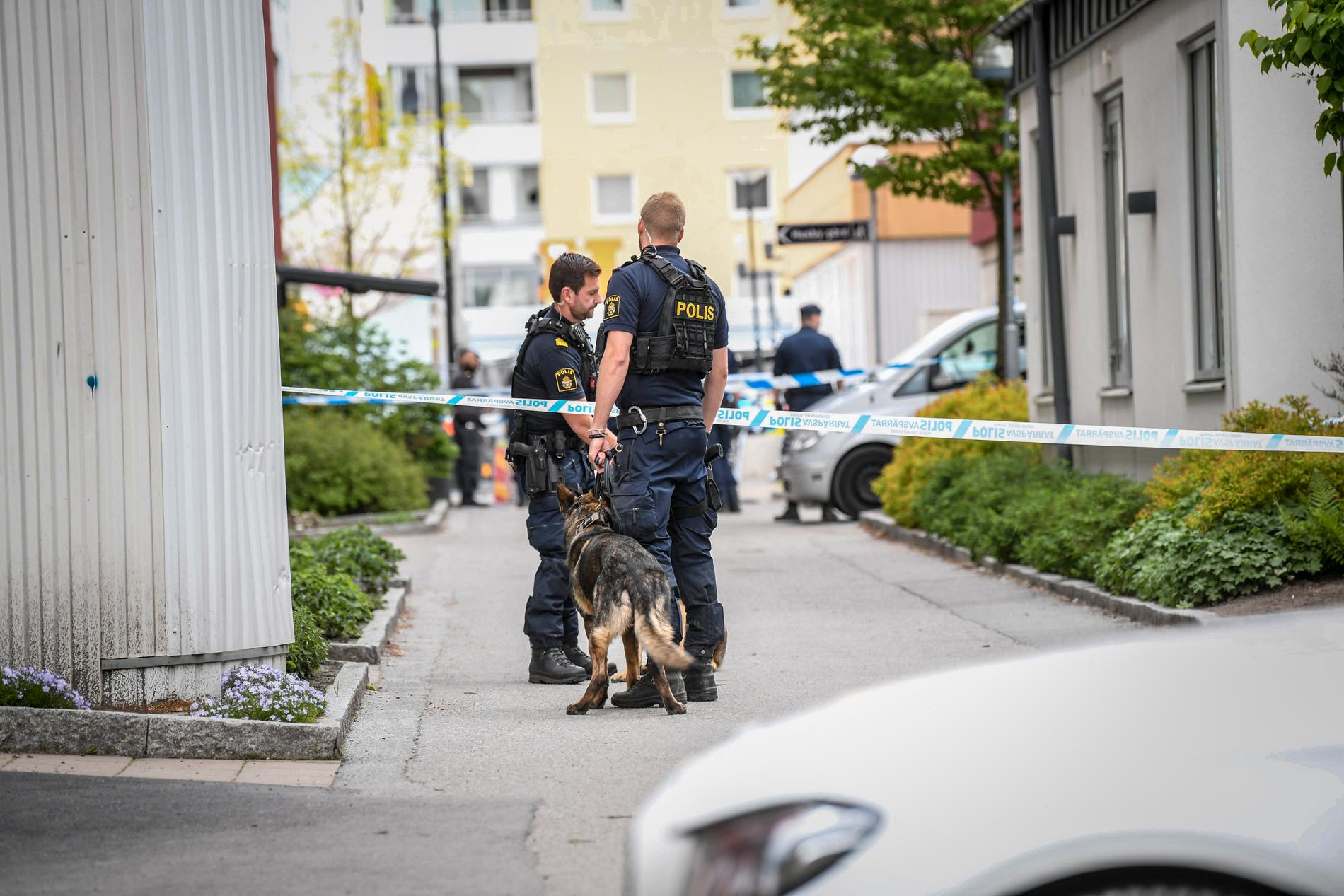 Polis på plats i Husby efter mordet den 31 maj. Arkivbild.