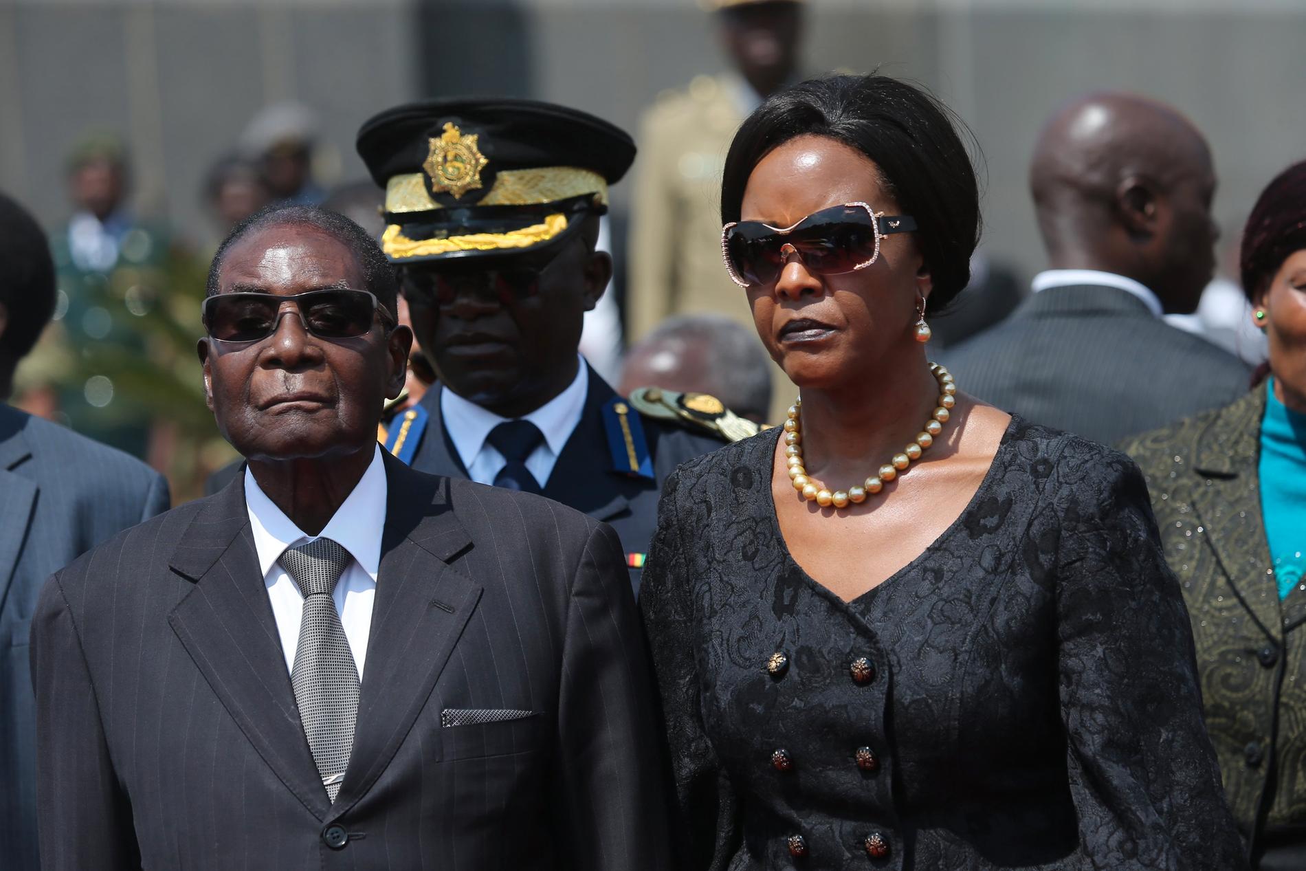 President Robert Mugabe med frun Grace i augusti i år.