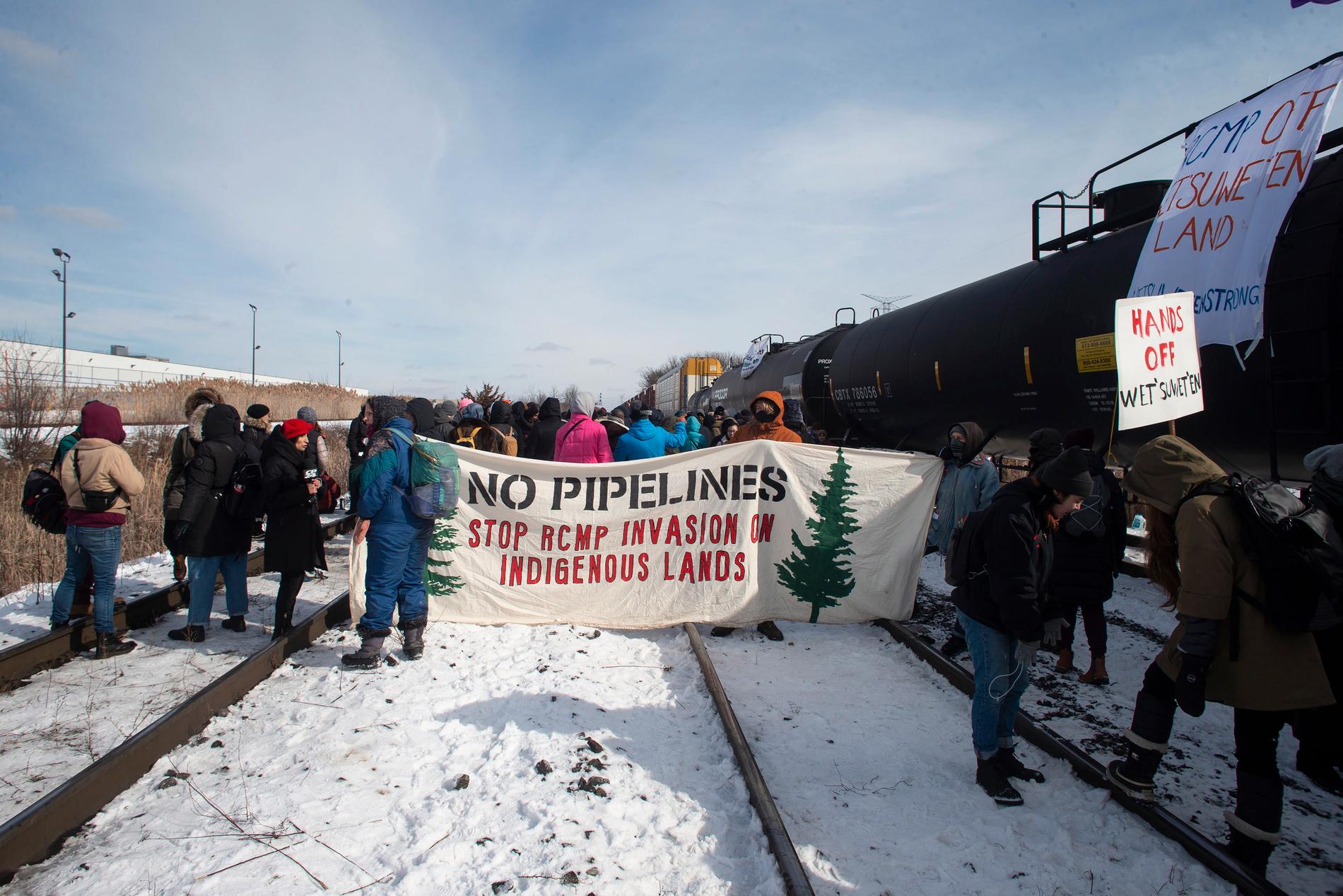 Demonstranter blockerar en järnväg i Toronto till stöd för ursprungsbefolkningen Wet'suwet'en.