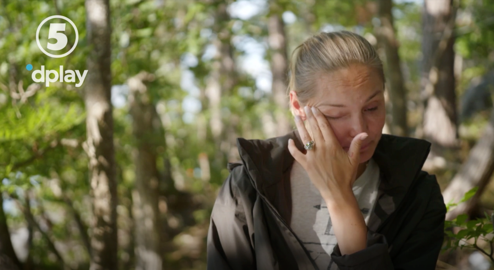 Känslosamt. Carina Berg torkar tårarna när hon berättar om sin pappas sista önskan om att bli strödd i havet.