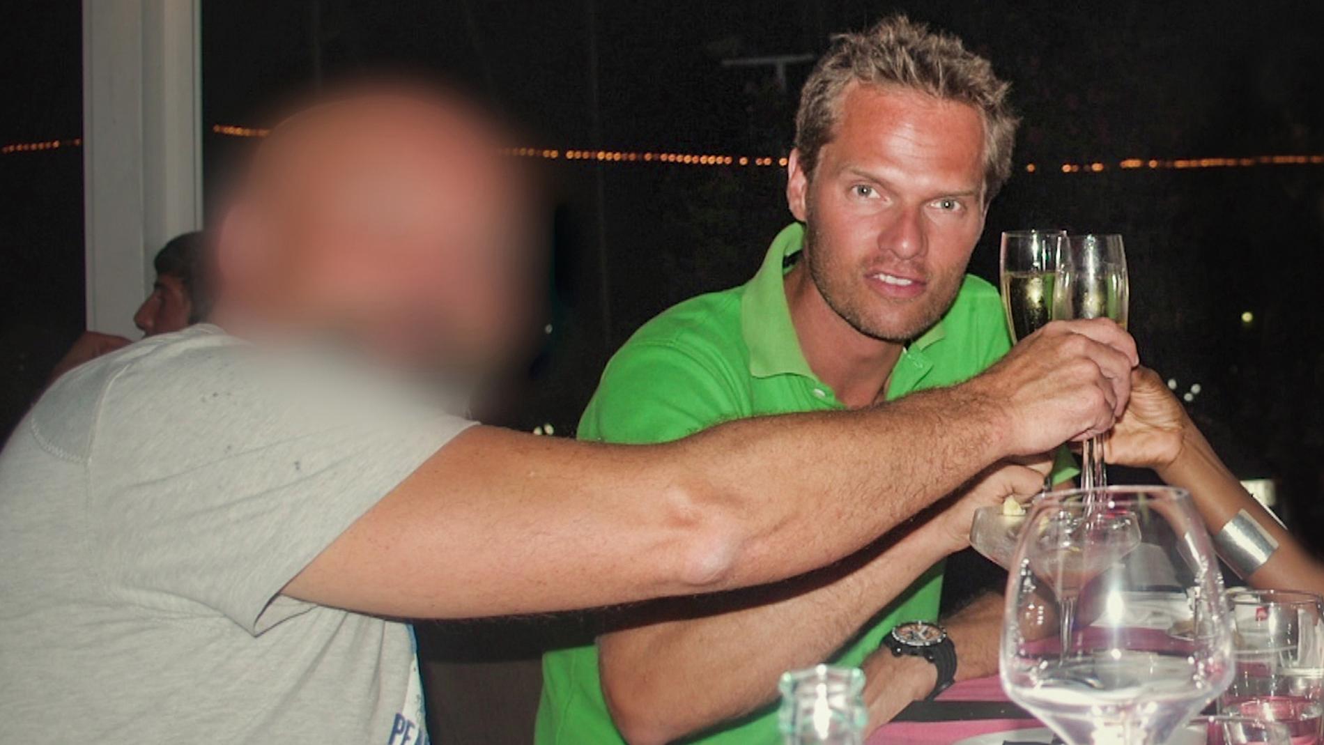 Mattias Johansson blev bjuden på lyxiga fester av undercoverpoliser, här med mannen vars alias var ”Carl Berg”.