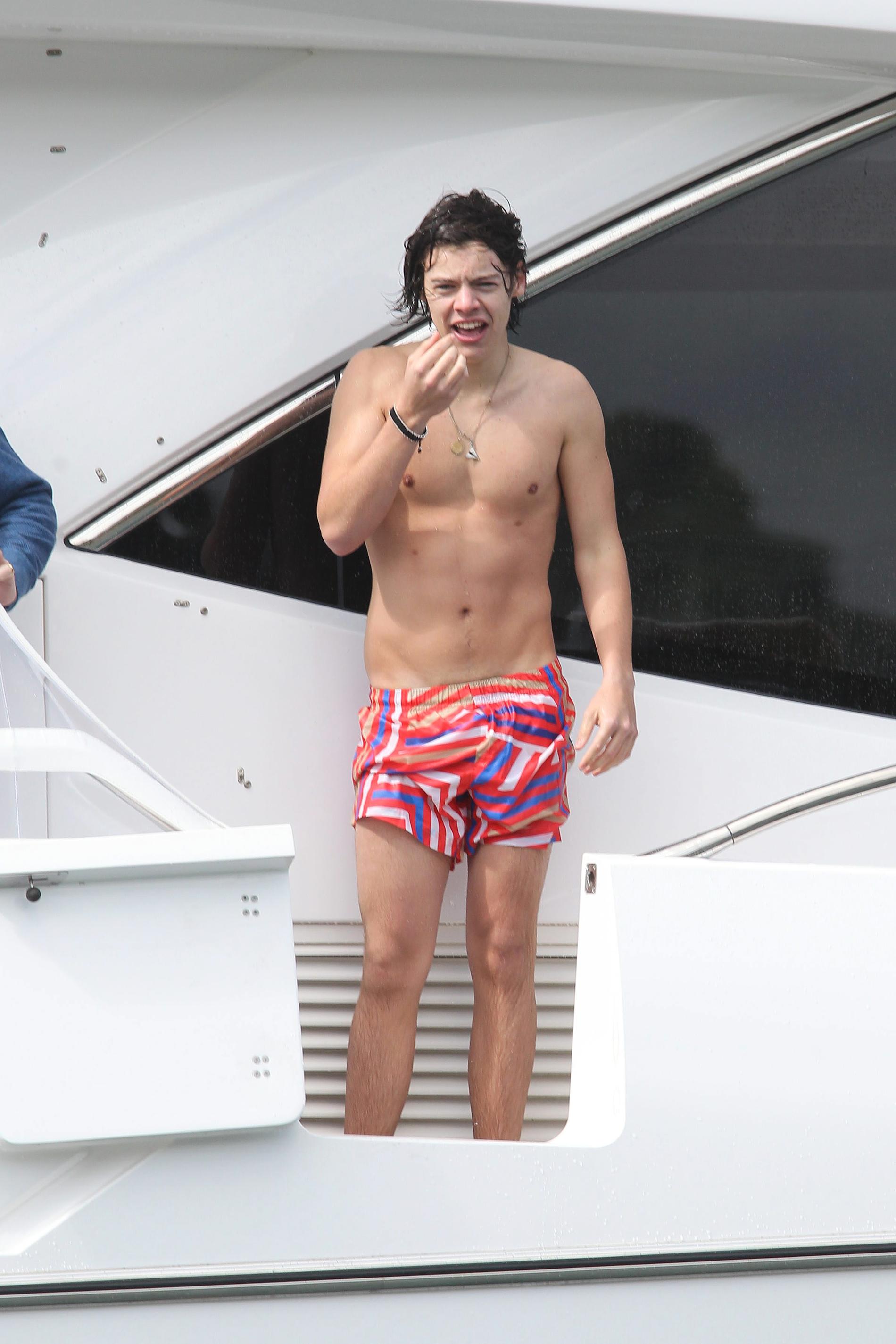 Harry Styles Ibland blir Harry lite varm. Då tar han gärna ett dopp i havet.