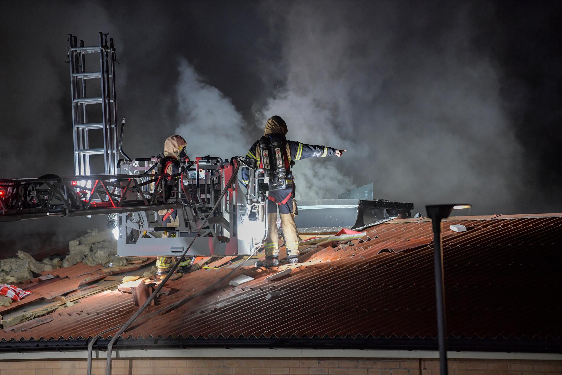 Det troliga är att byggnaden får brinna ner, uppger räddningstjänsten.
