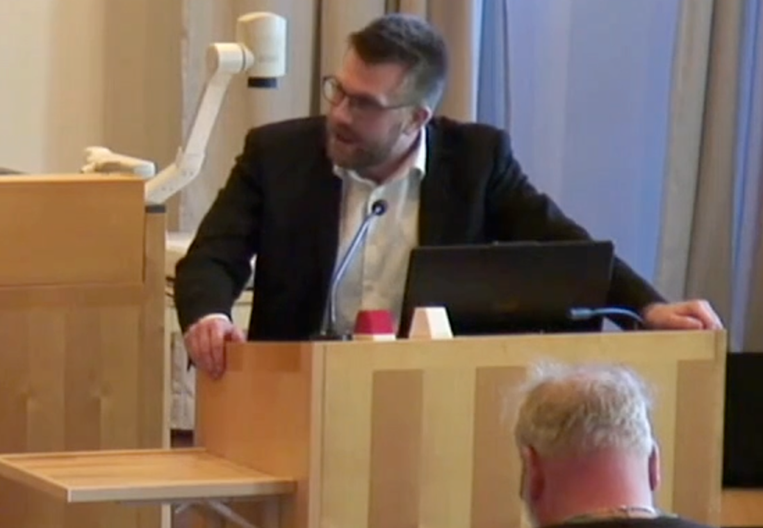 Sverigedemokraten Lars Forsgren (SD) under debatten i kommunfullmäktige. 