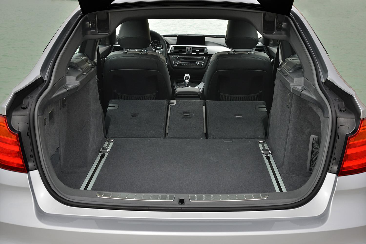 Rymligt och lättlastat bagageutrymme – men snålt av BMW att lastytan inte blir helt plan när sätena fälls.