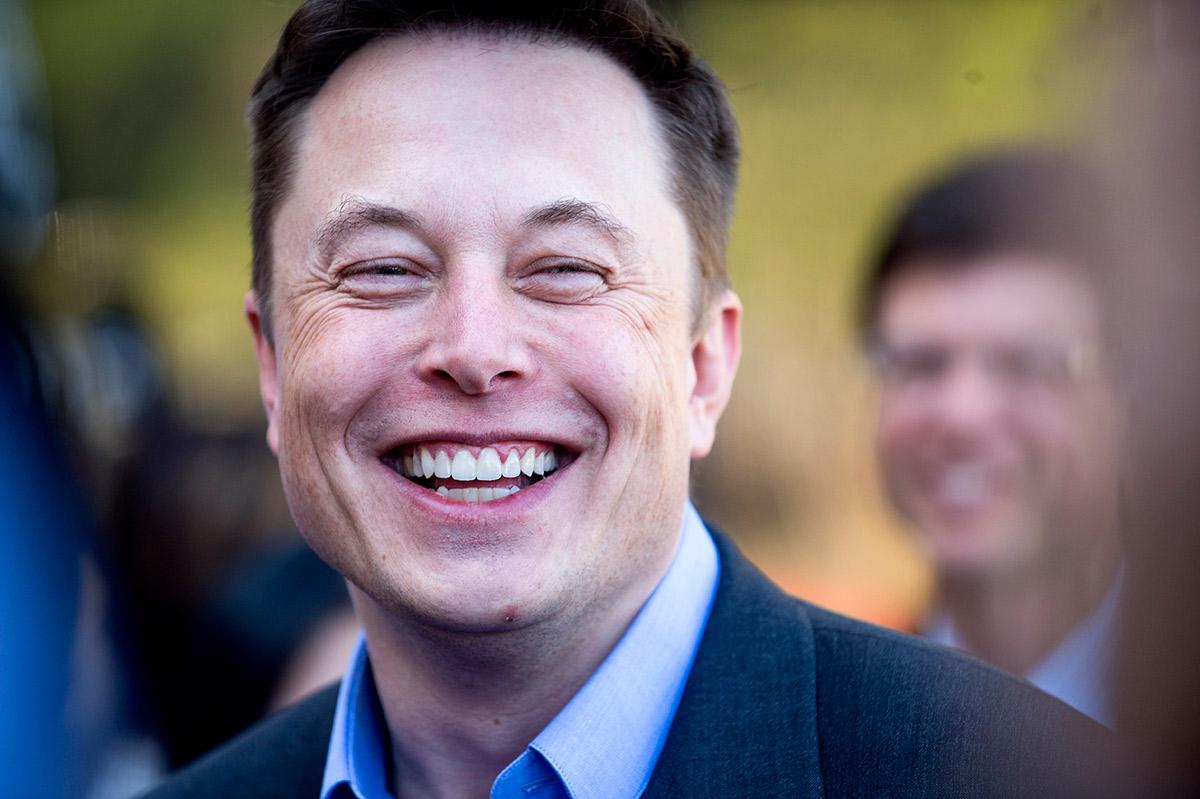 Elon Musk har vind i seglen. Här på en presskonferens vid Teslas huvudkontor i Palo Alto i april 2015.