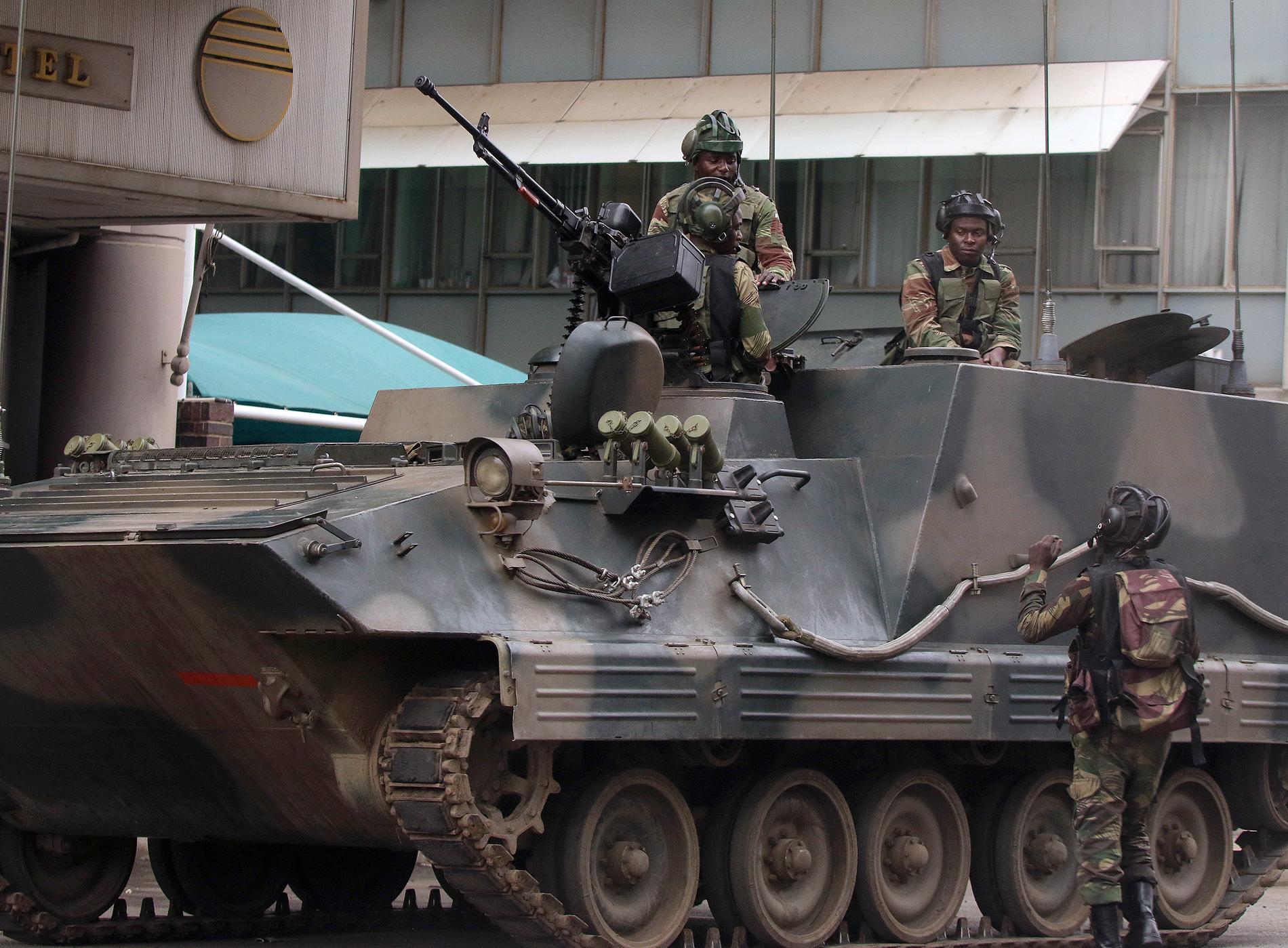 Soldater syns utanför parlamentet i Harare på torsdagen.