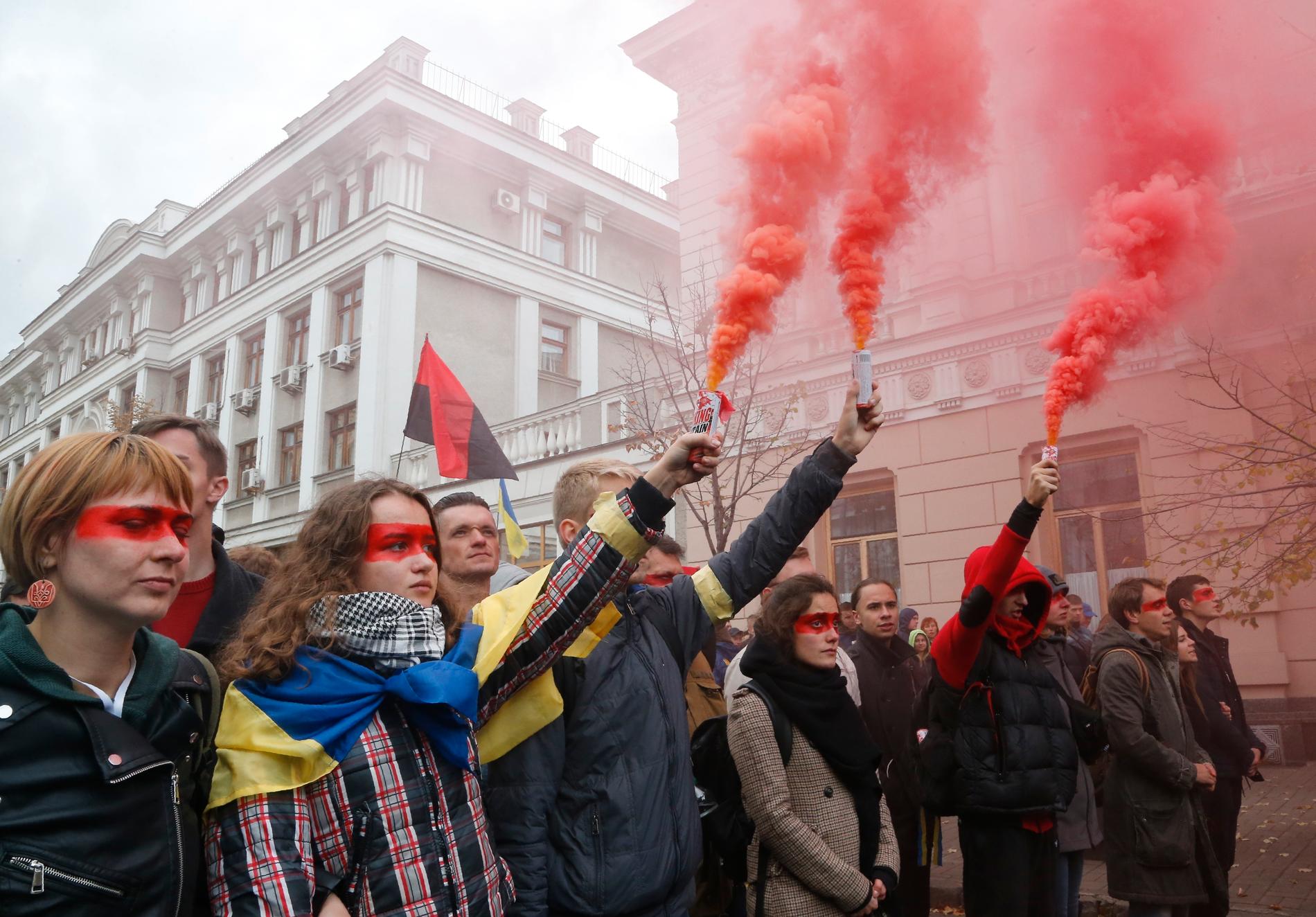 Aktivister i Kiev presenterar mot planerna på att hålla lokalval i de regioner i öst som kontrolleras av ryskstödda separatister. Bilden är från i oktober.