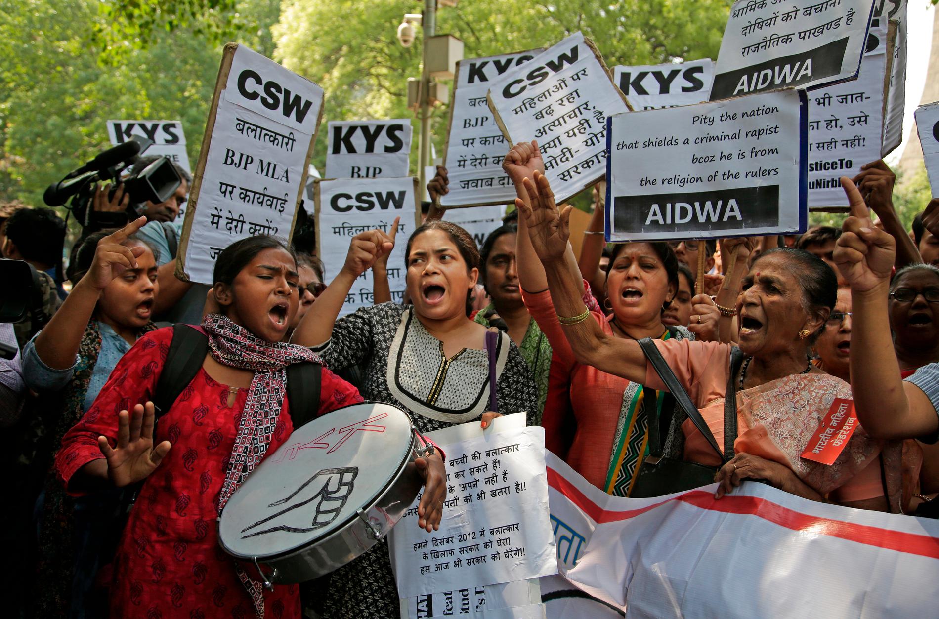 Demonstranter har krävt rättvisa för den drabbade kvinnan sedan våldtäktsanklagelsen mot Kuldeep Singh Sengar blev känd för två år sedan. Här deltar studenter och aktivister i en manifestation i New Delhi, 2018. Arkivbild.
