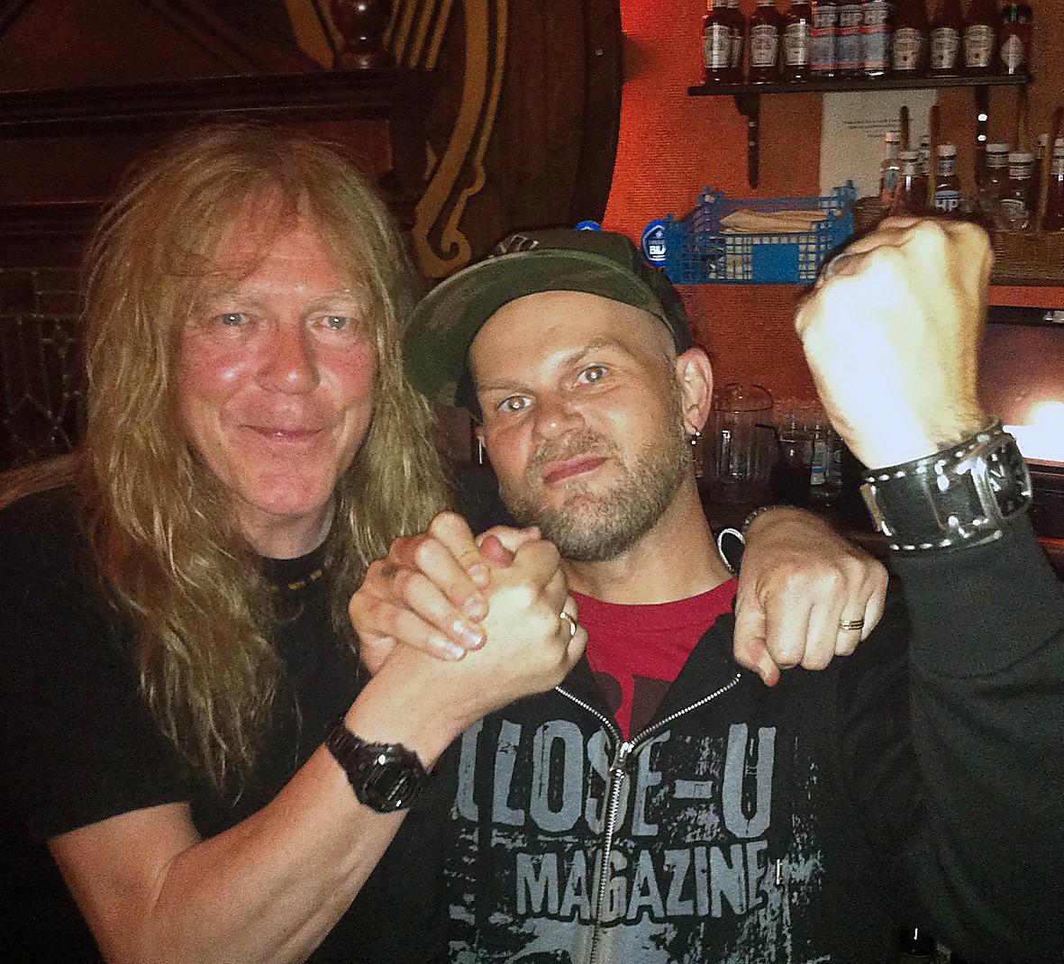 Skål! Iron Maidens gitarrist Janick Gers med Nöjesbladets medarbetare Mattias Kling
