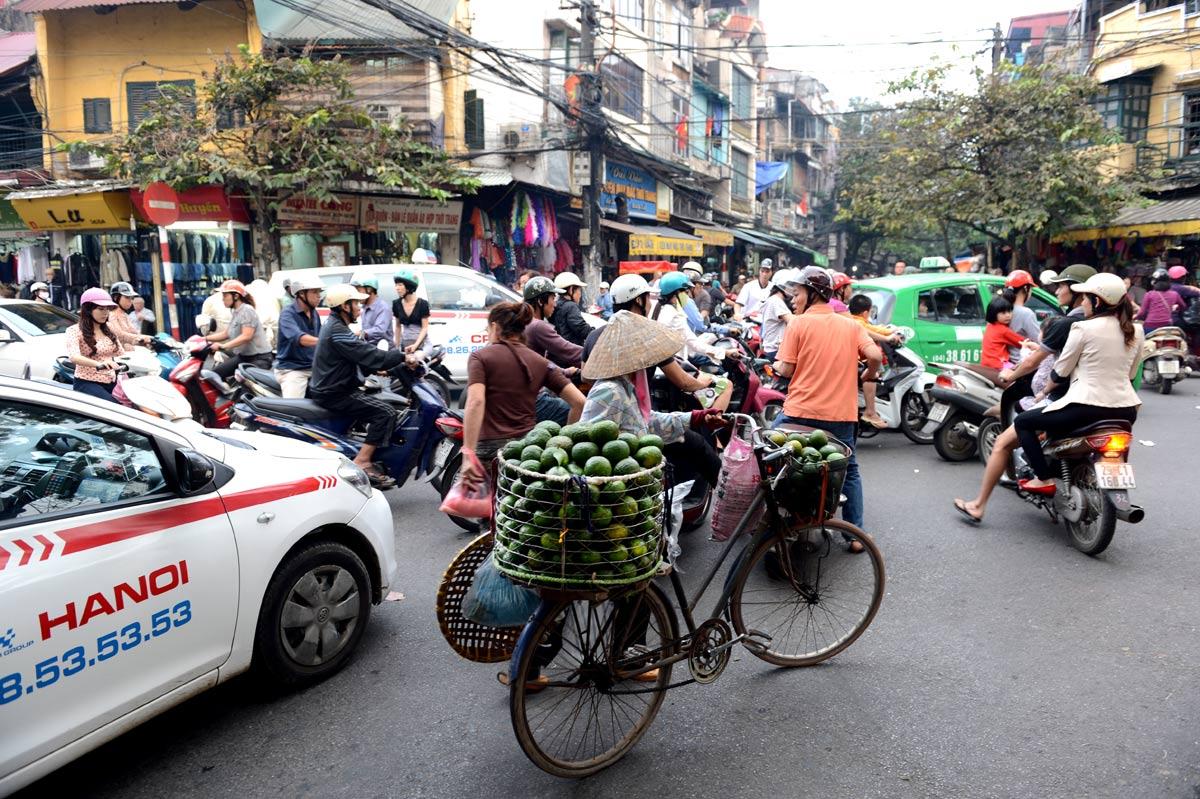 Motorcykeln är ett vanligare transportmedel än bilen i Hanoi.
