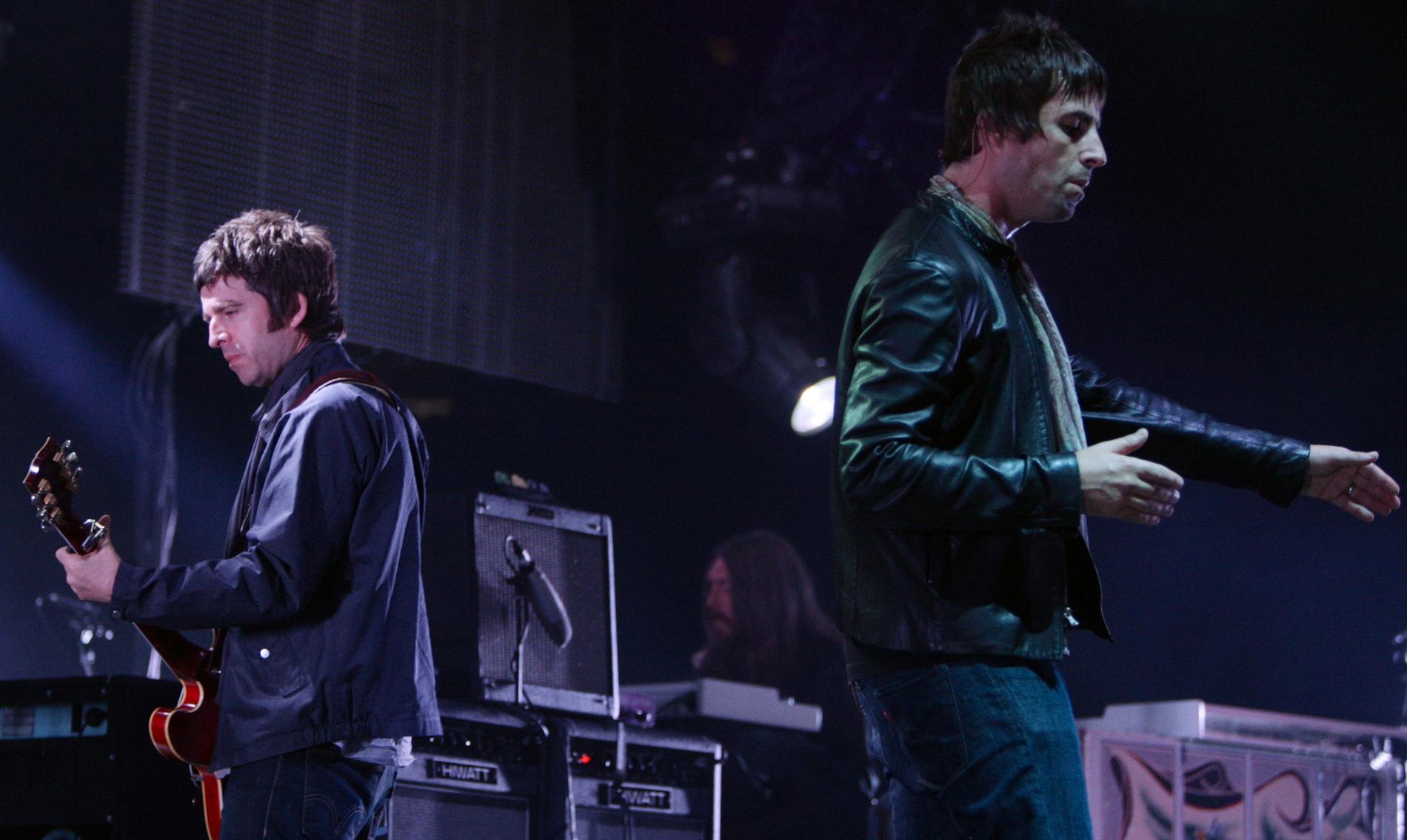 Noel (till vänster) och Liam Gallagher i Oasis säljer gitarren de bråkade om. Arkivbild.