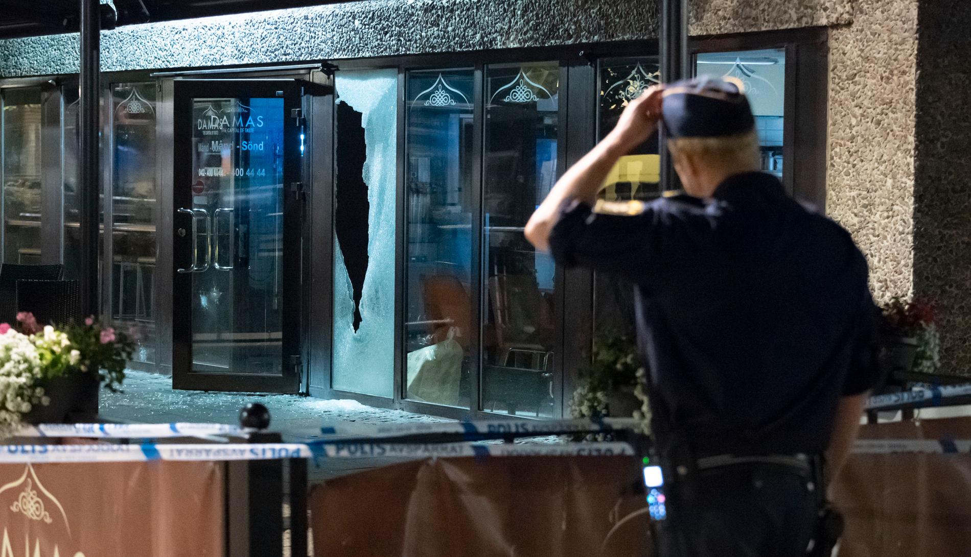 En uteservering tillhörande en restaurang på Gustav Adolfs torg i Helsingborg besköts på tisdagskvällen. En man fick livshotande skador och många andra utsattes för livsfara. Arkivbild.