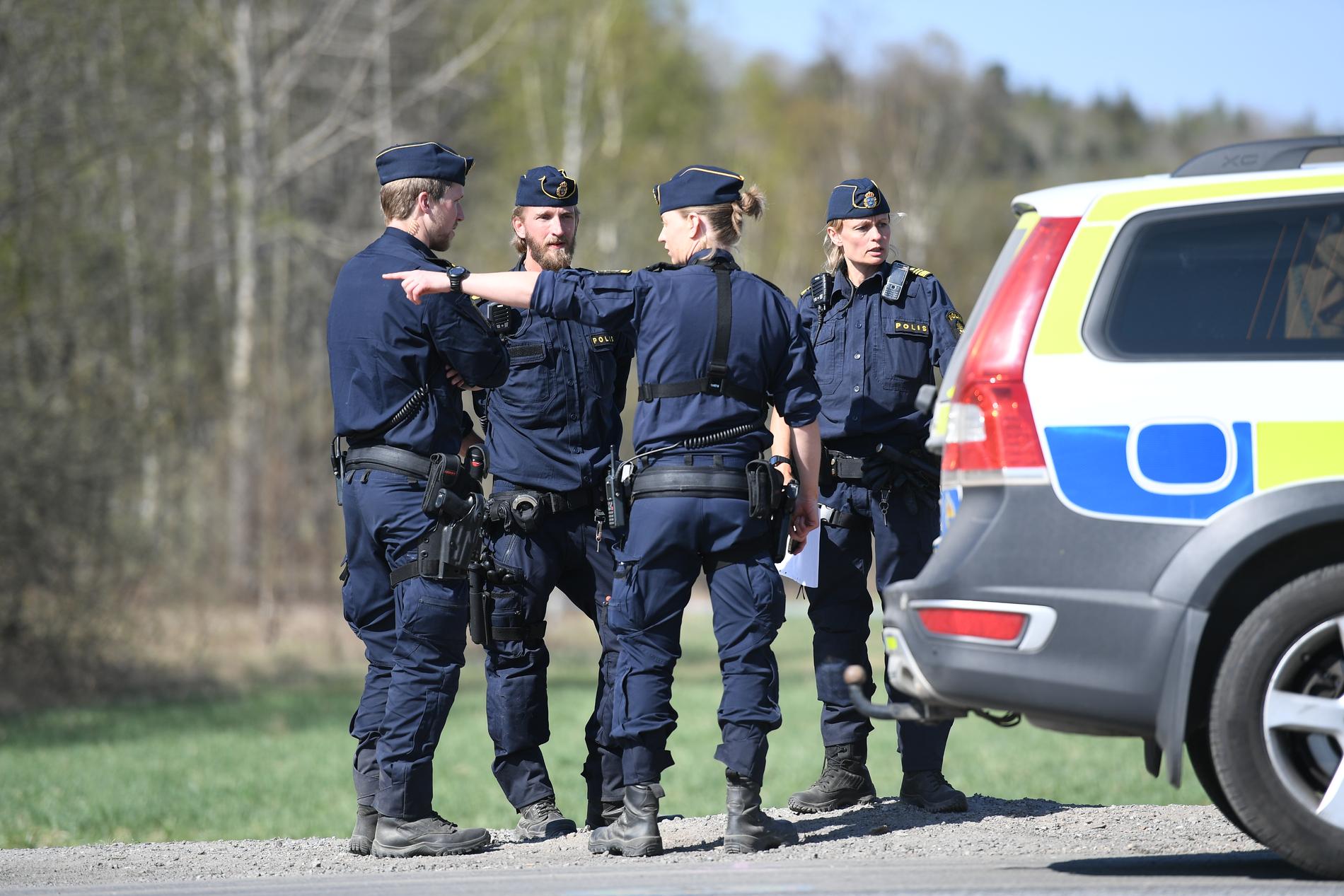 En person har hittats död utomhus i Huddinge utanför Stockholm. Ärendet utreds som mord. 
