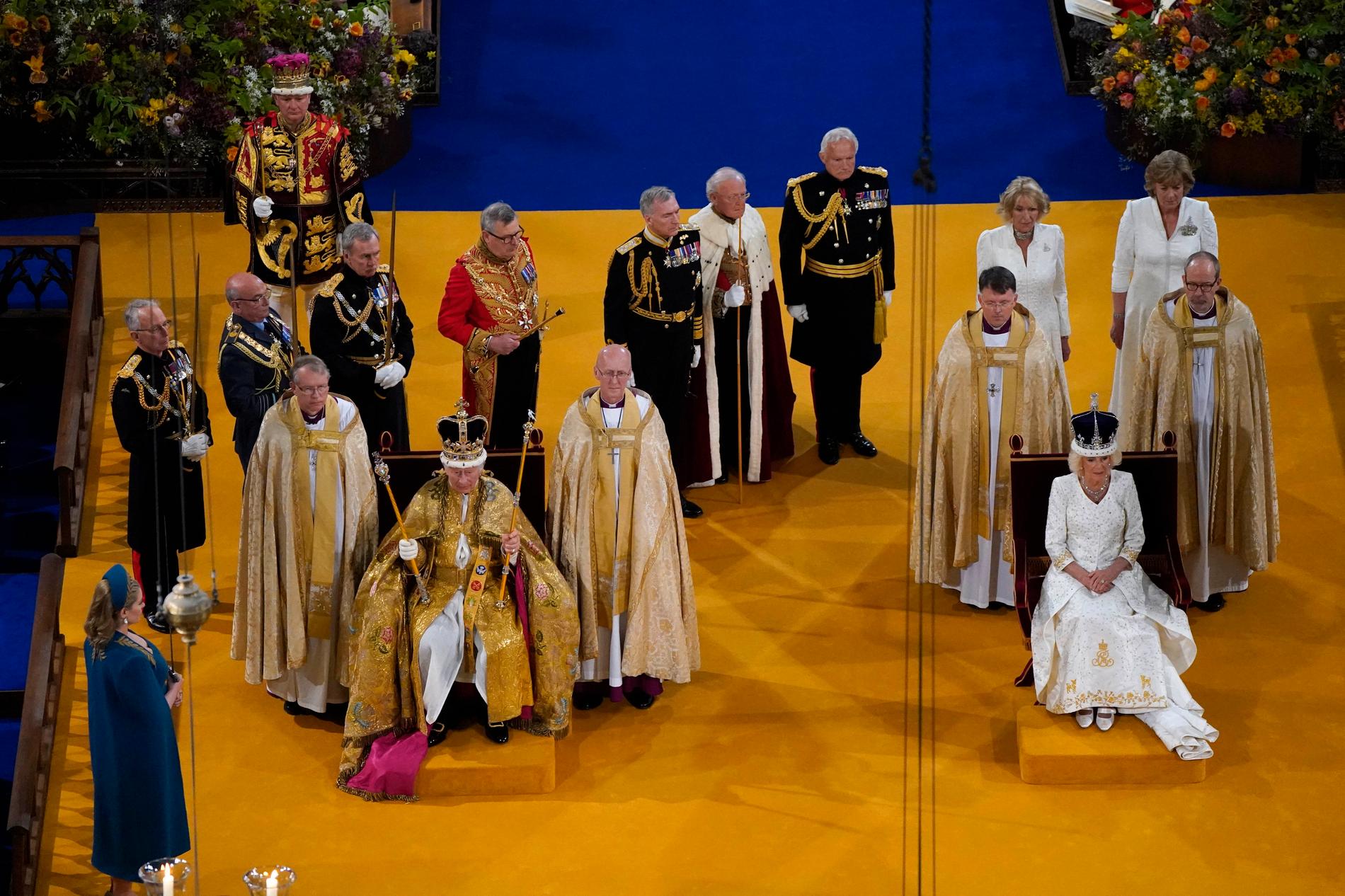 Kungen kläddes i en 3 kilo tung guldmantel. 