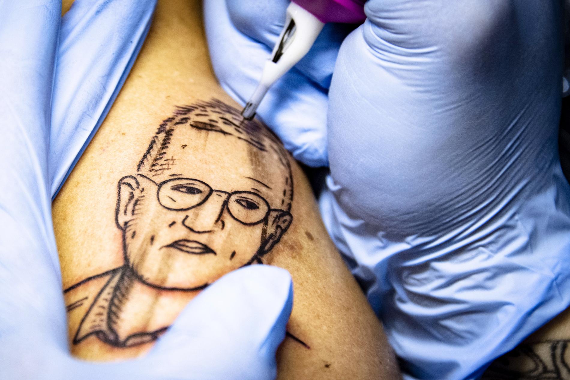  Gustav Lloyd Agerblad, 32, tatuerar in ett porträtt av statsepidemiologen Anders Tegnell hos tatueraren Yashay Rissanen Tastas på tatueringssalongen Myndigheten på Södermalm i Stockholm.